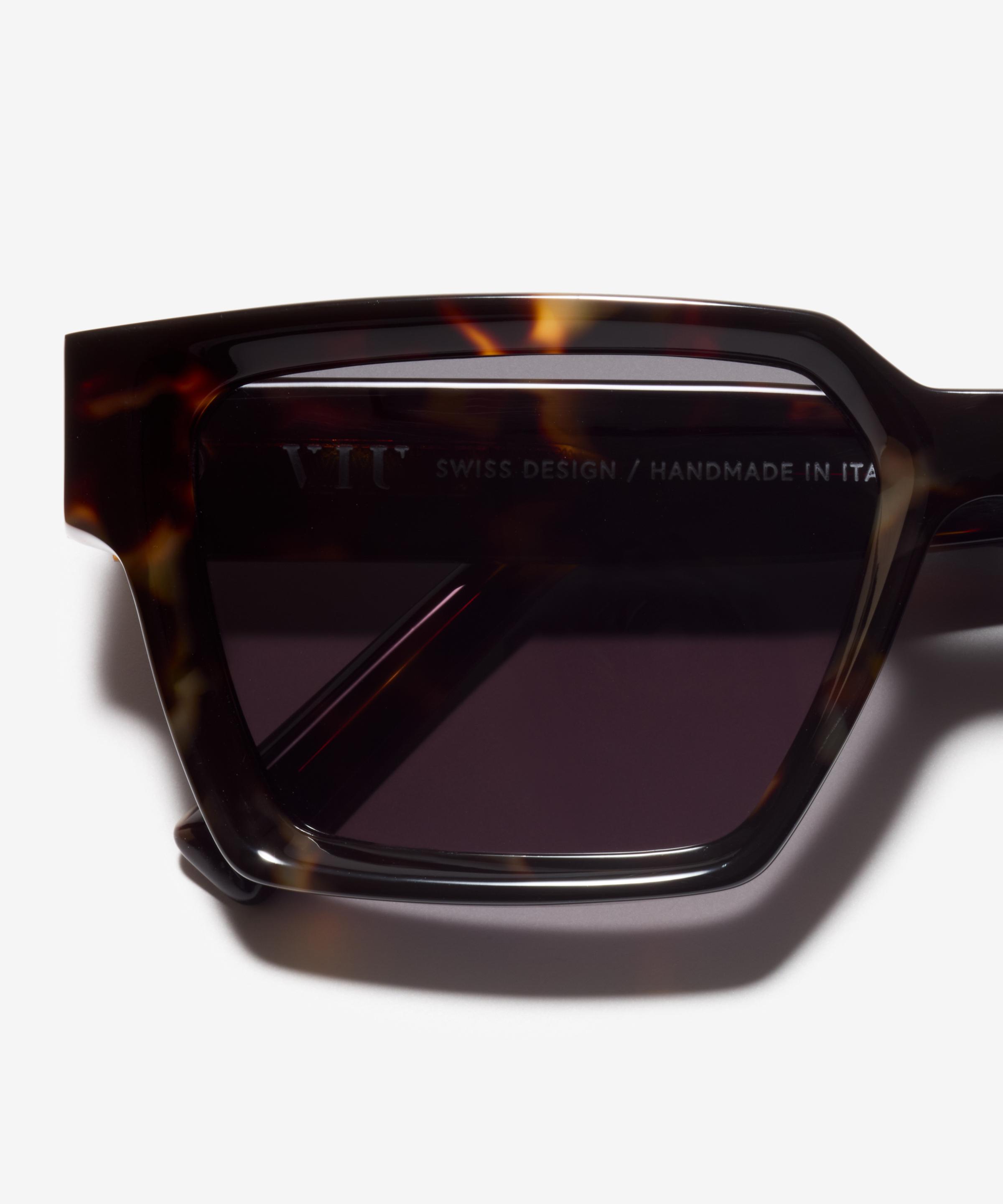 Detail-Bild der Sonnenbrille The Savage in Farbe Amber Tortoise und Größe Breit