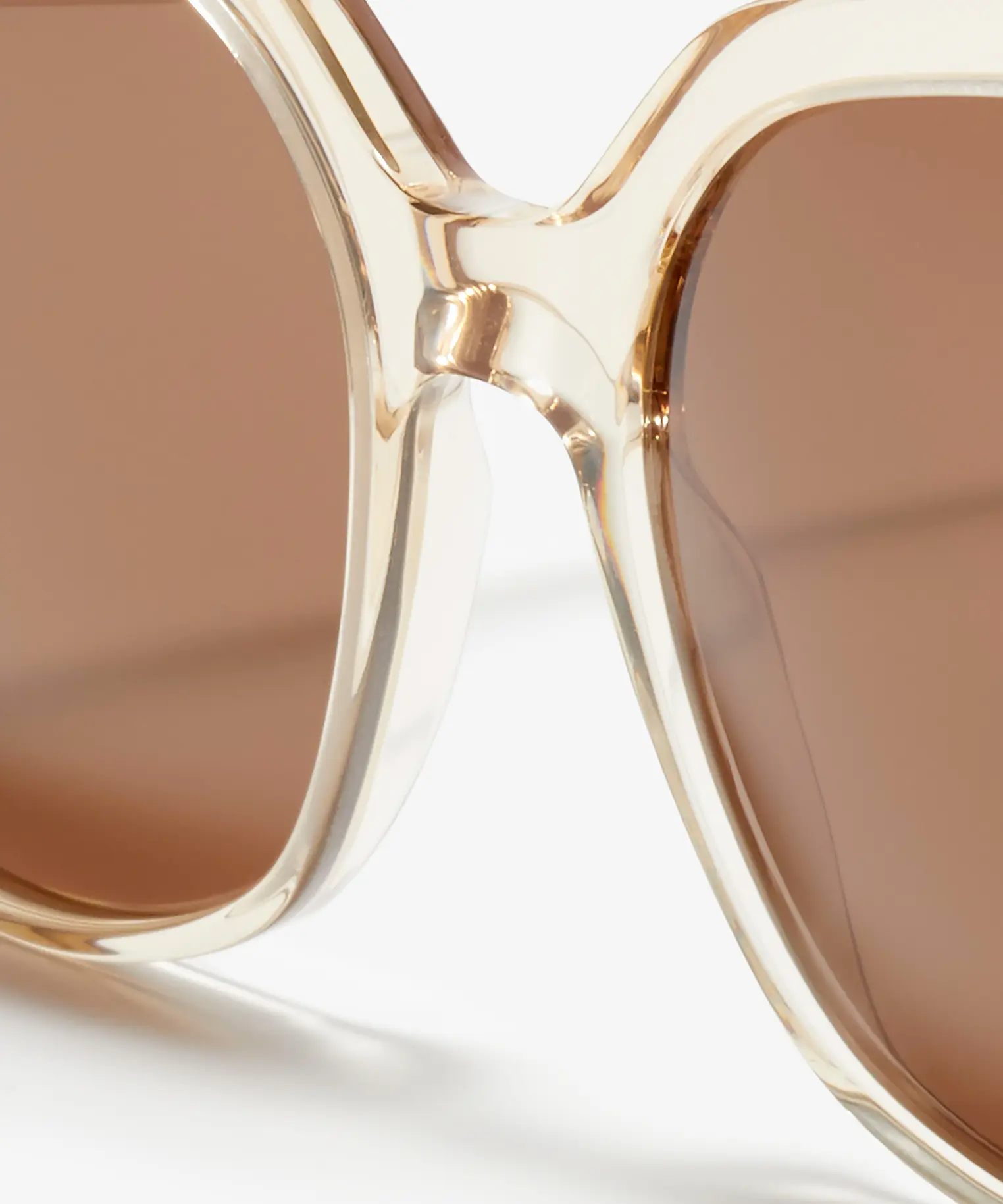 Detail image of the sunglasses The Royal in colour Chardonnay and size Wide
