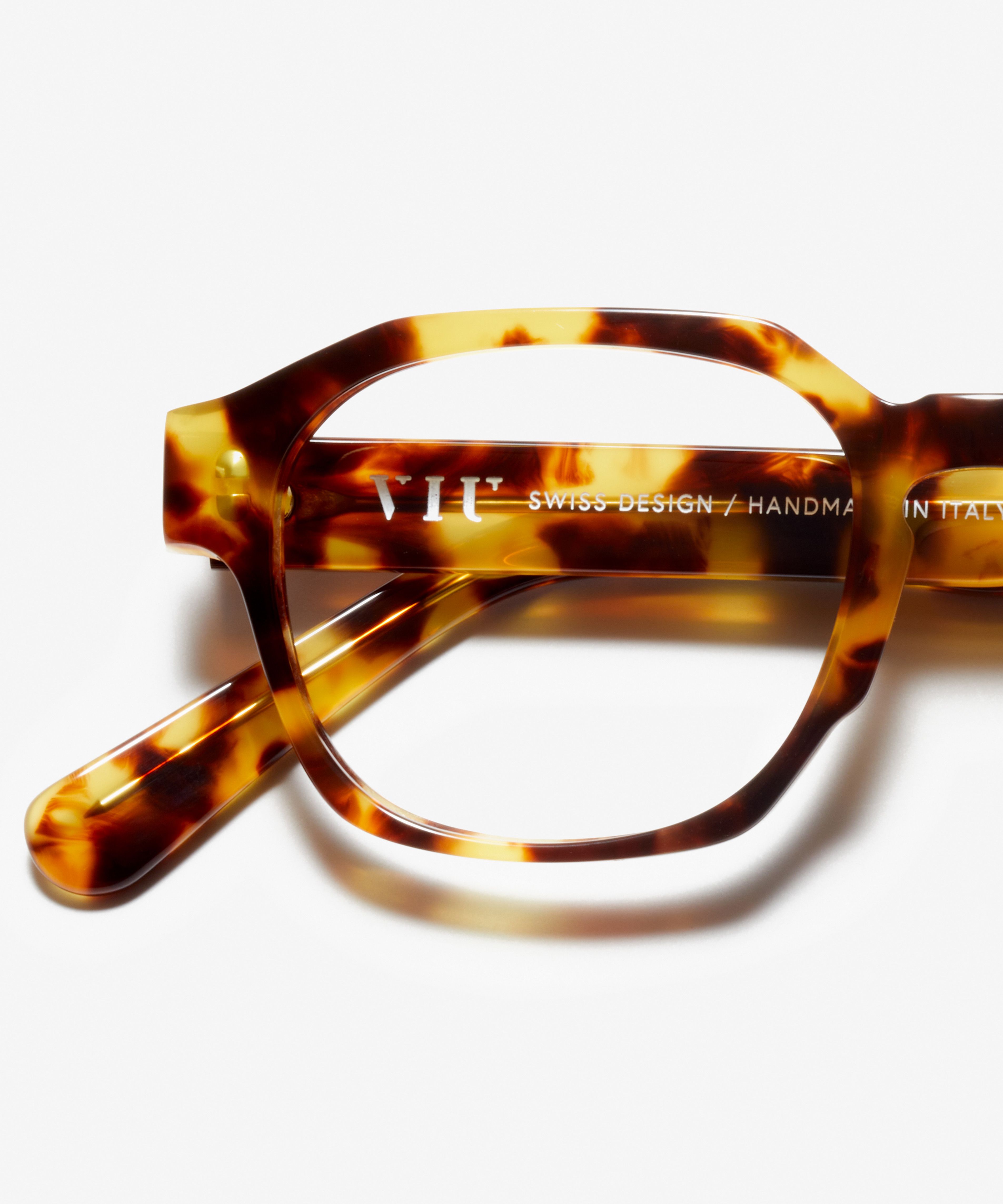 Detail image of the frame The Authentic in colour Gold Havana and size Medium