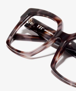 Detail image of the frame The Royal in colour Dusty Havana and size Wide