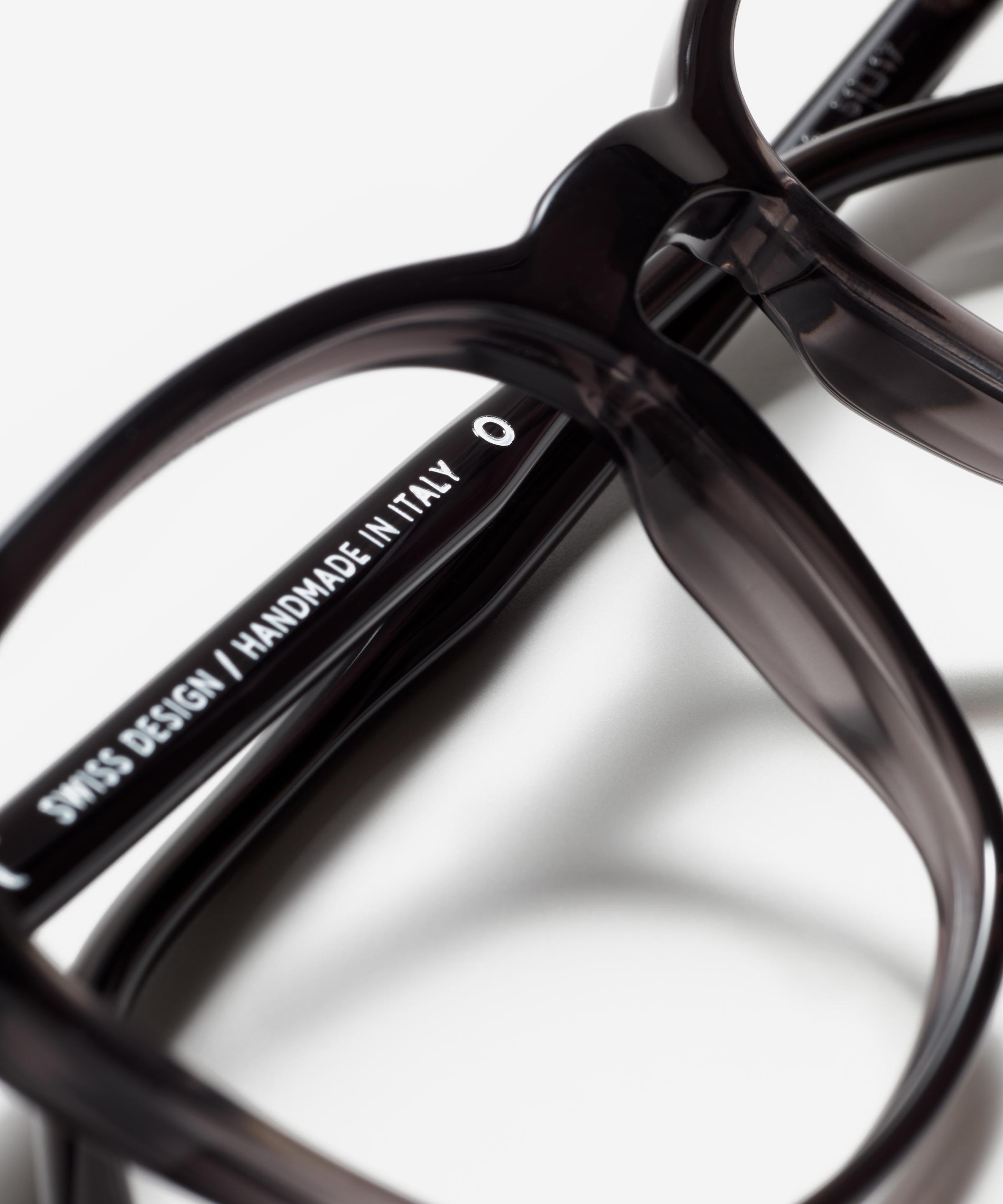 Detail image of the frame The Formal in colour Black Transparent and size Medium