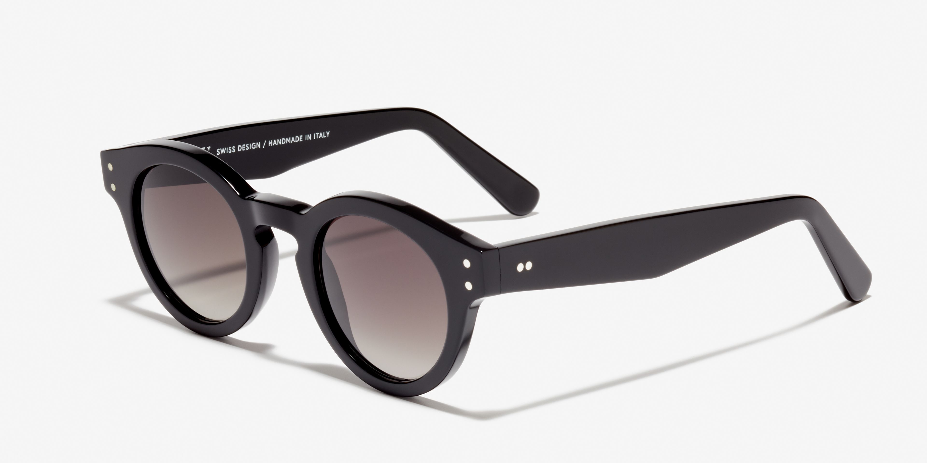 Schräg-Bild der Sonnenbrille The Poppy in Farbe Black und Größe Mittel