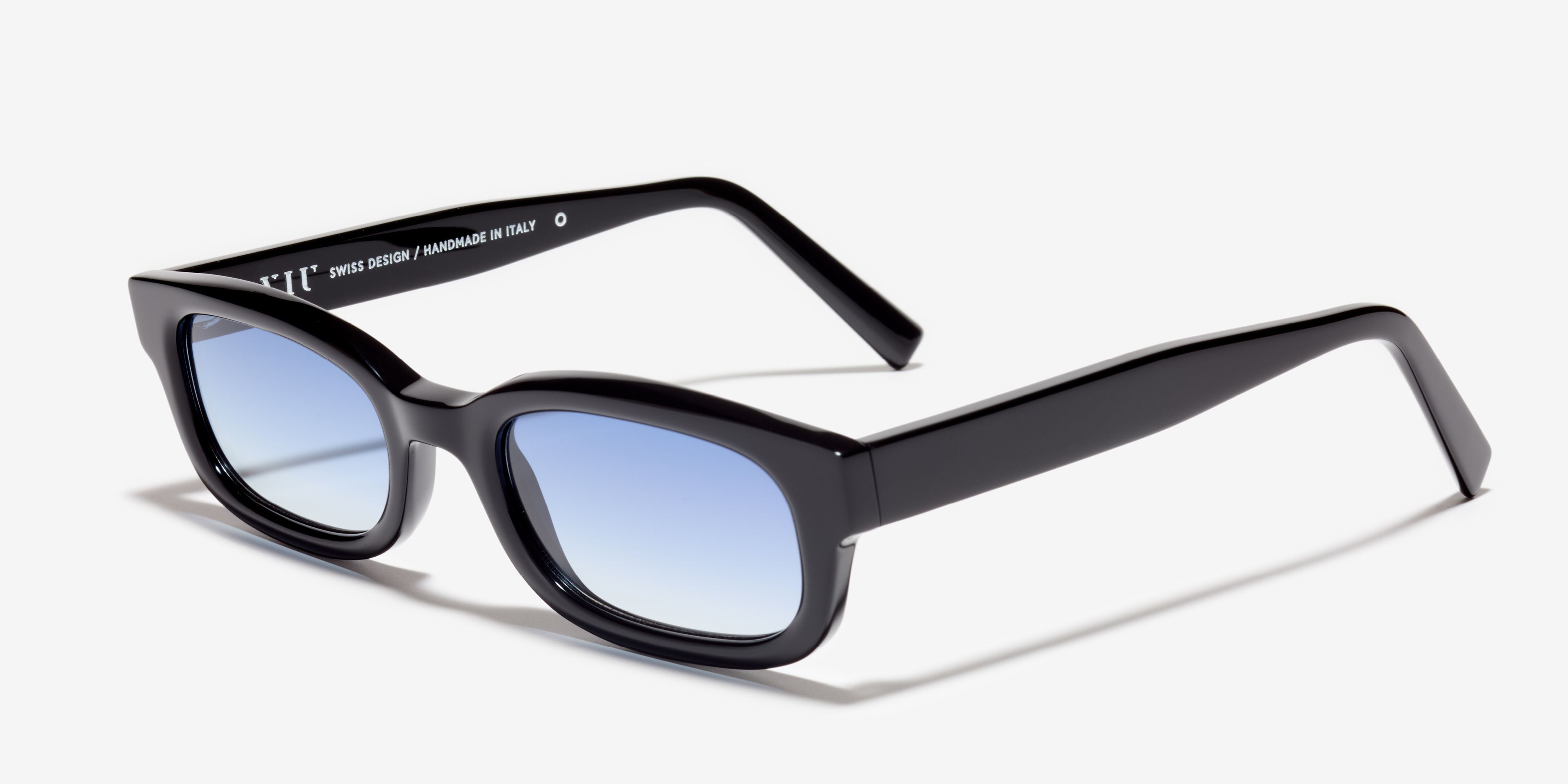 Schräg-Bild der Sonnenbrille The Shameless in Farbe Black und Größe Breit