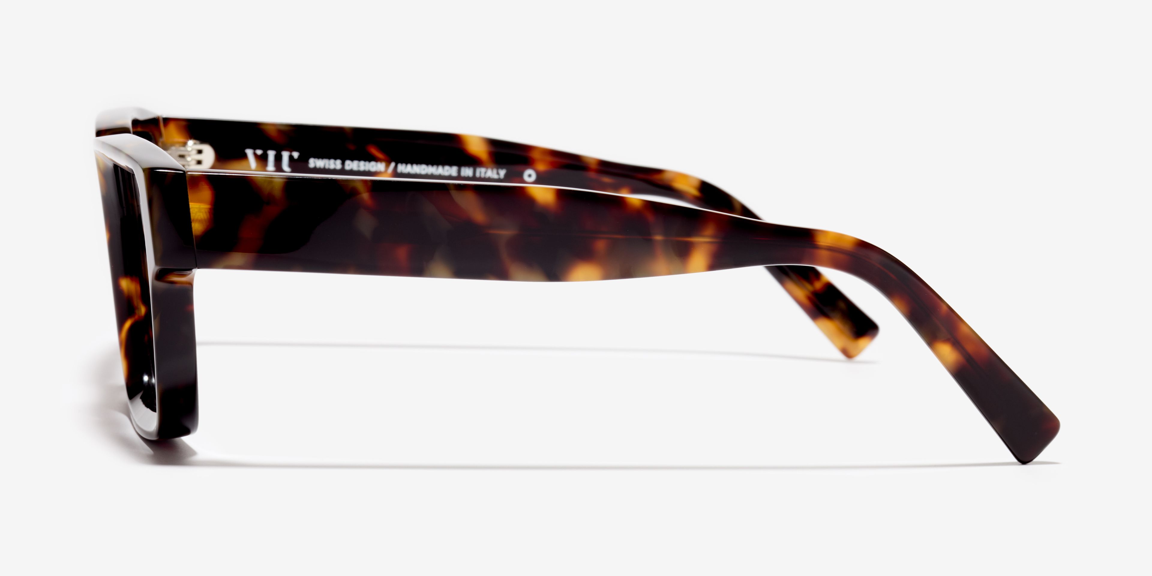 Seite-Bild der Brille The Savage in Farbe Amber Tortoise und Grösse Breit