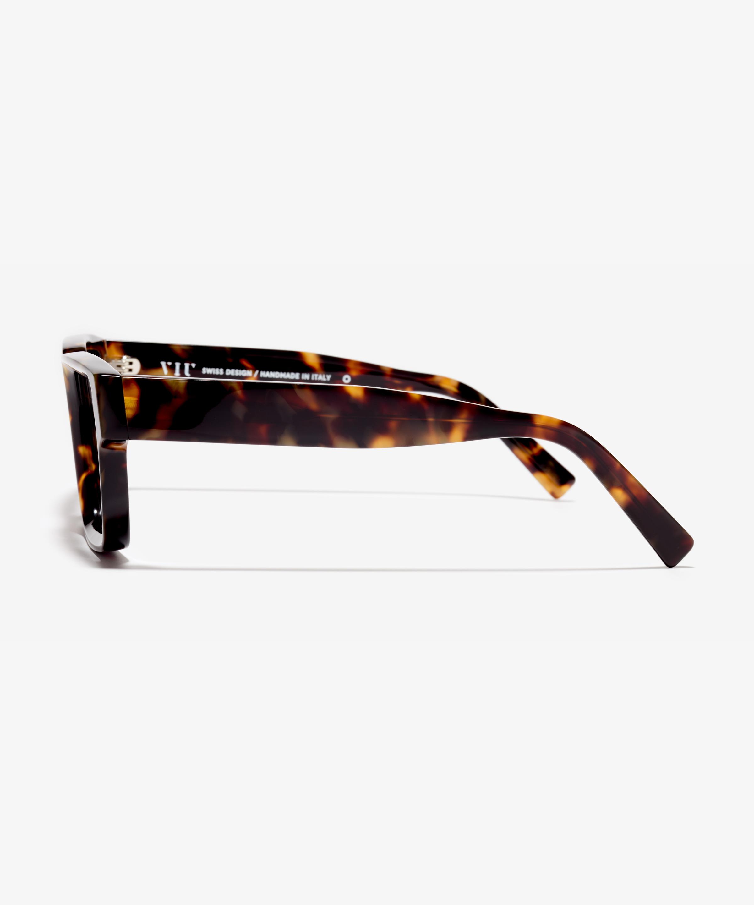 Seite-Bild der Brille The Savage in Farbe Amber Tortoise und Grösse Breit