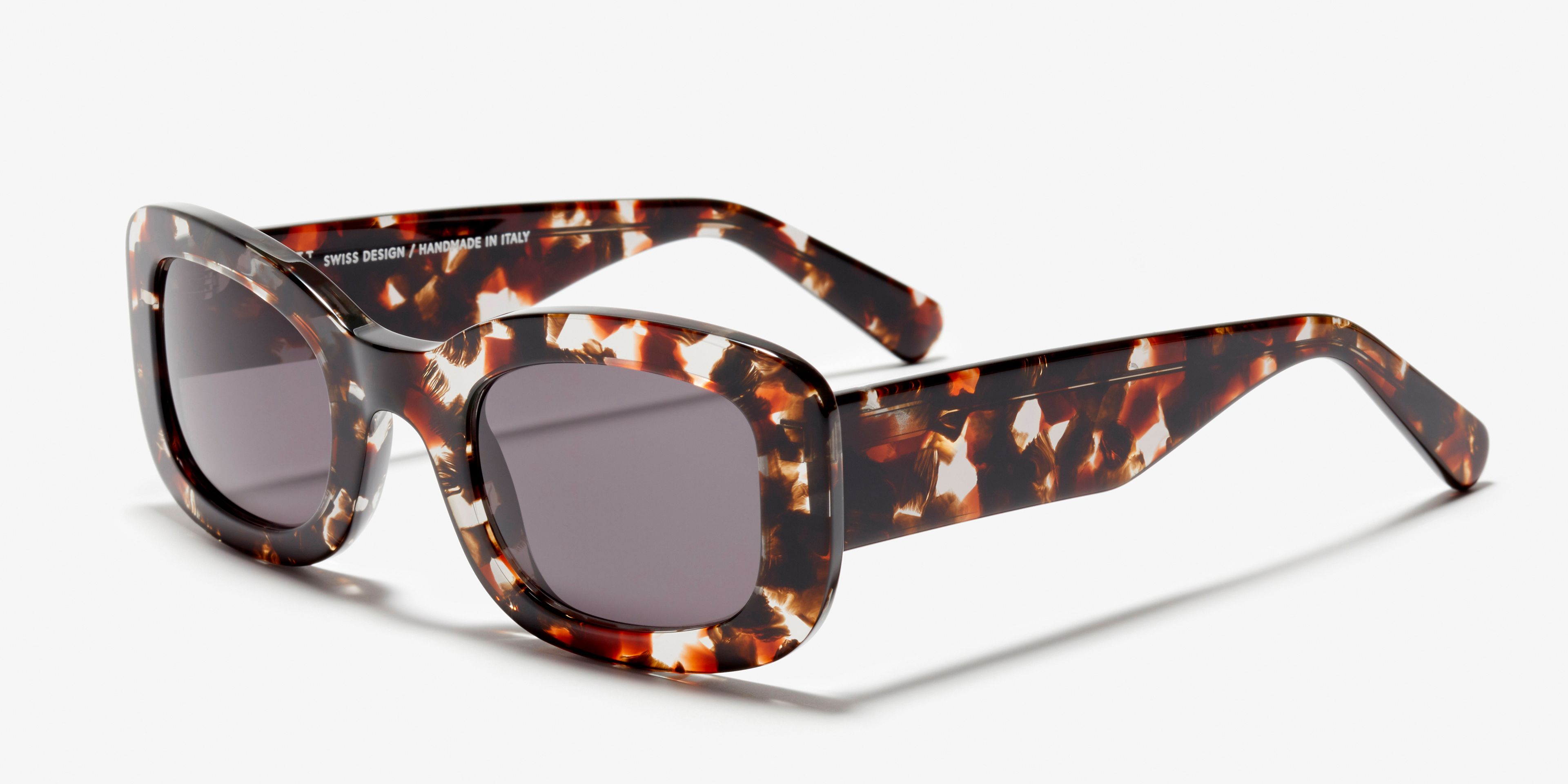 Angle image of the sunglasses The Posh in colour Berry Havana and size Wide