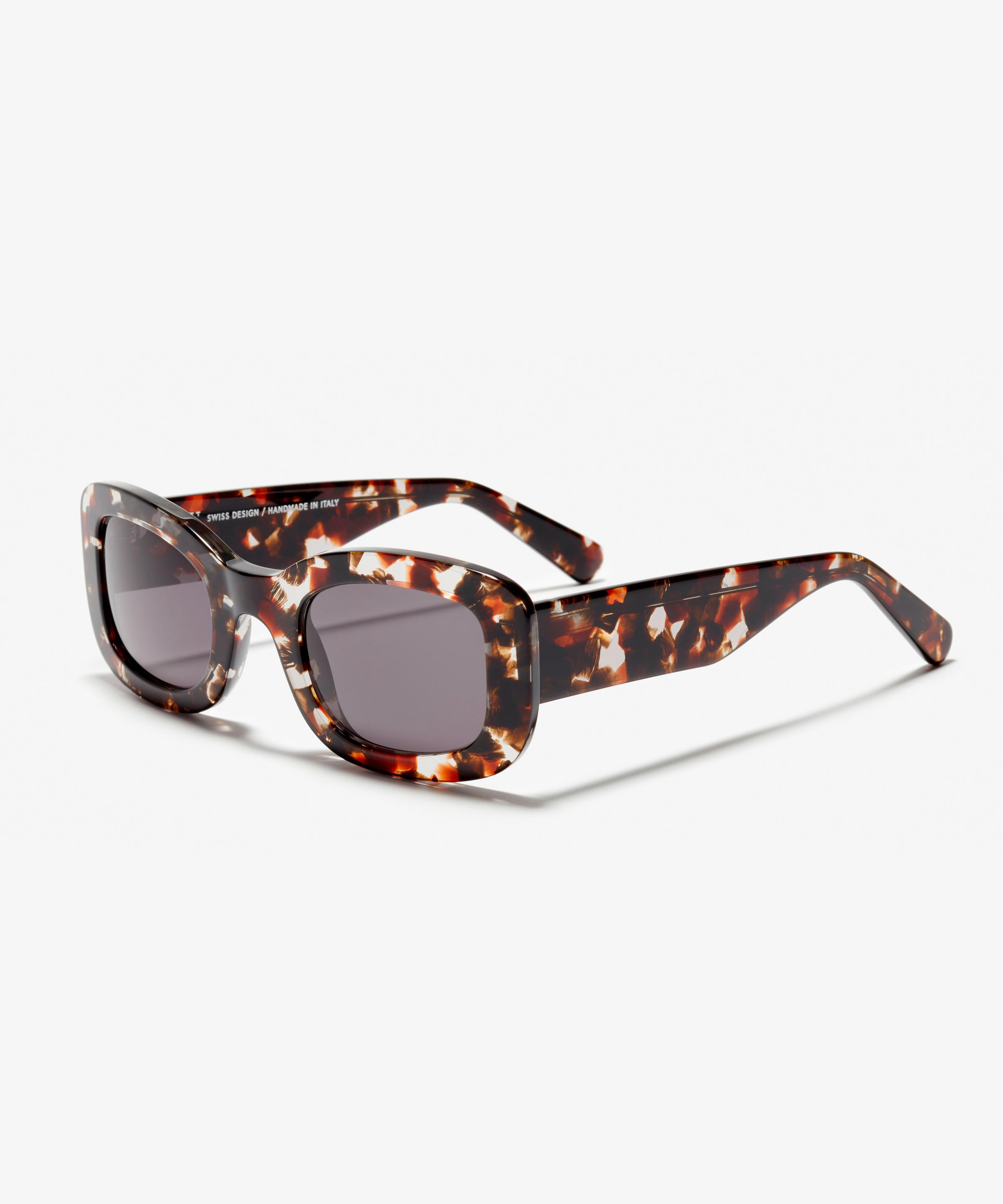 Angle image of the sunglasses The Posh in colour Berry Havana and size Wide