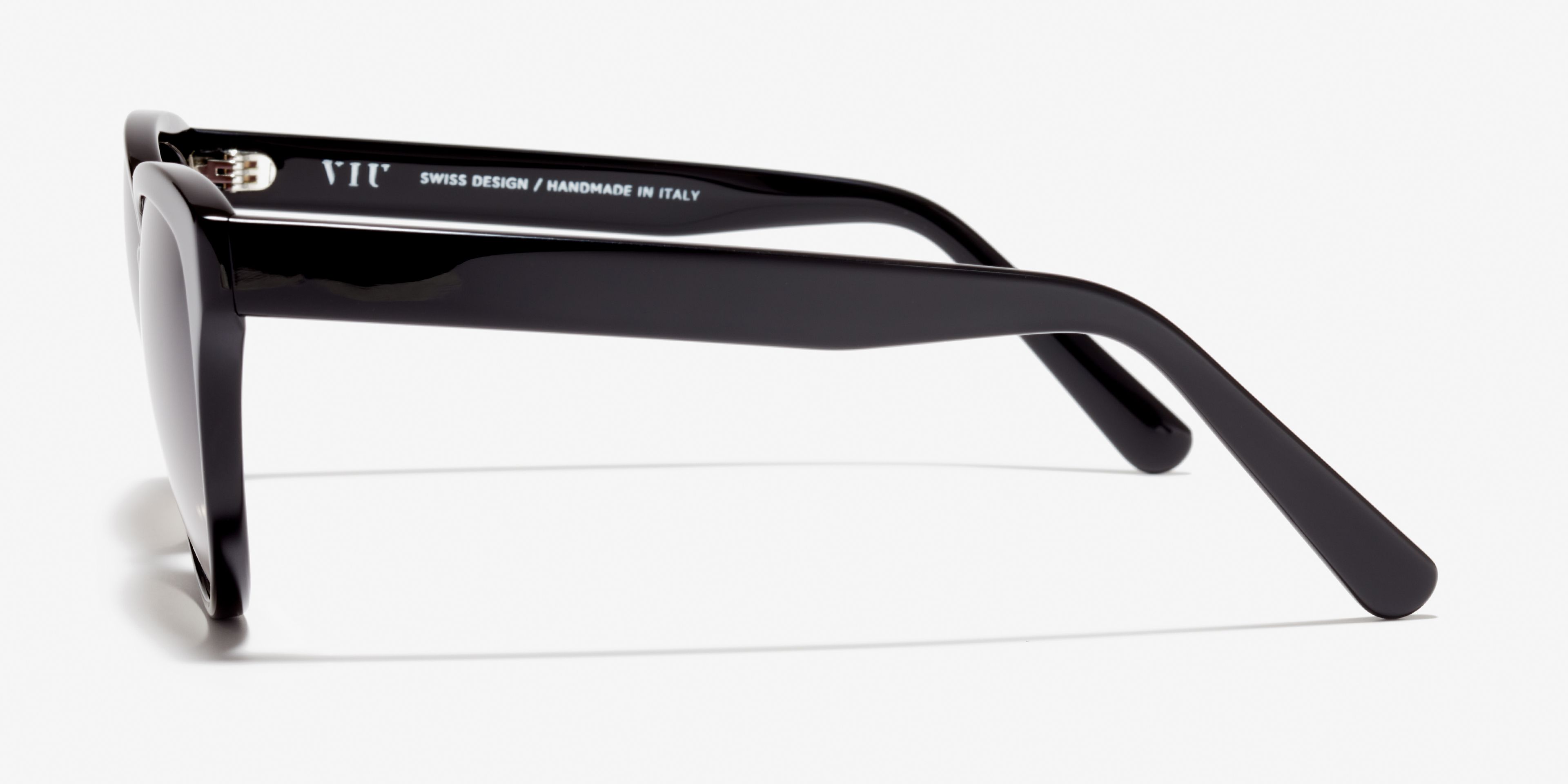 Side image of the sunglasses The Cosmopolitan in colour Black and size Wide