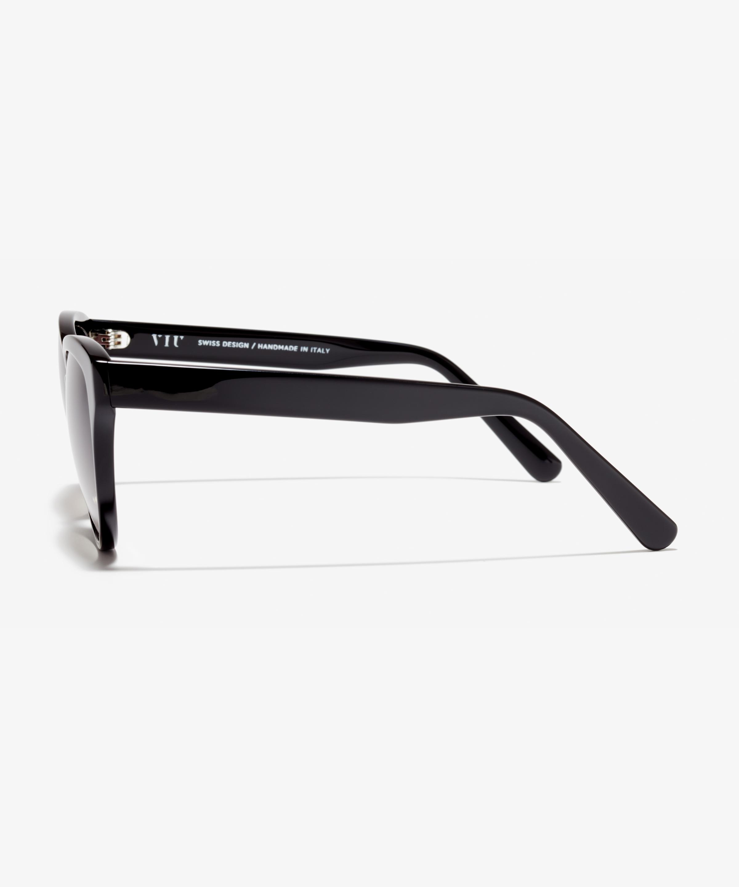 Side image of the sunglasses The Cosmopolitan in colour Black and size Wide