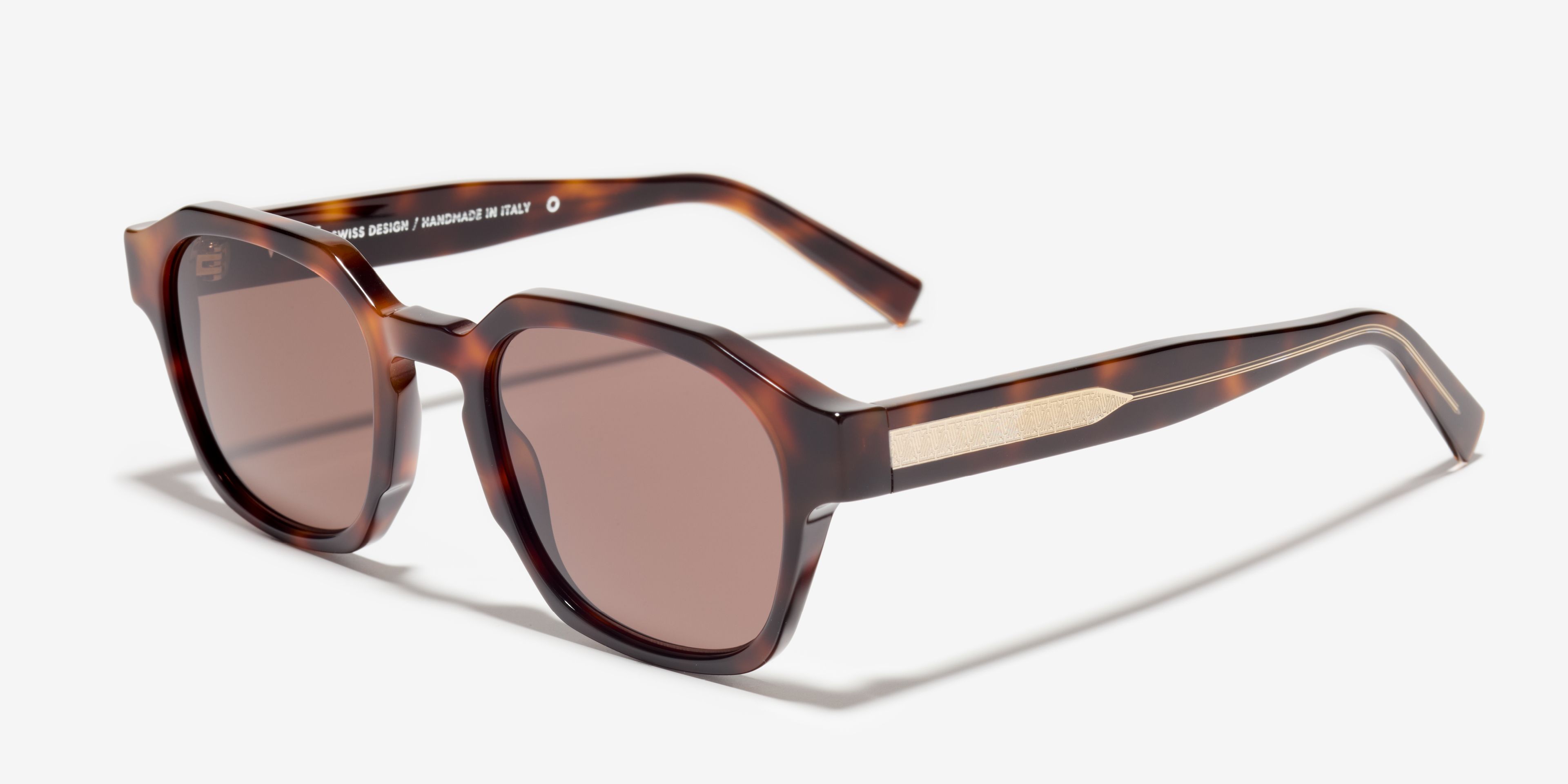 Schräg-Bild der Sonnenbrille The Authentic in Farbe Cherrywood und Grösse Breit