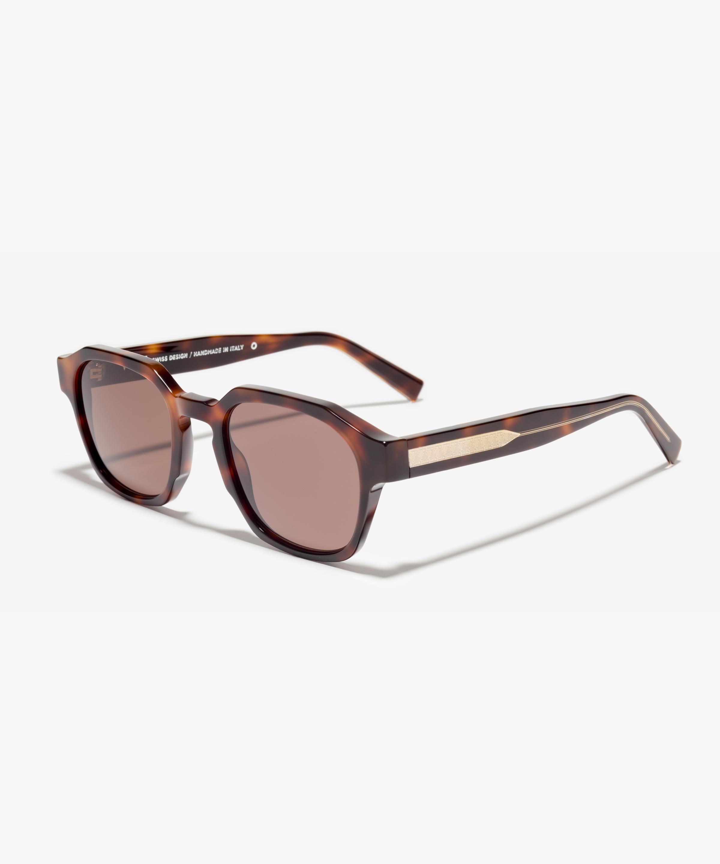 Schräg-Bild der Sonnenbrille The Authentic in Farbe Cherrywood und Grösse Breit
