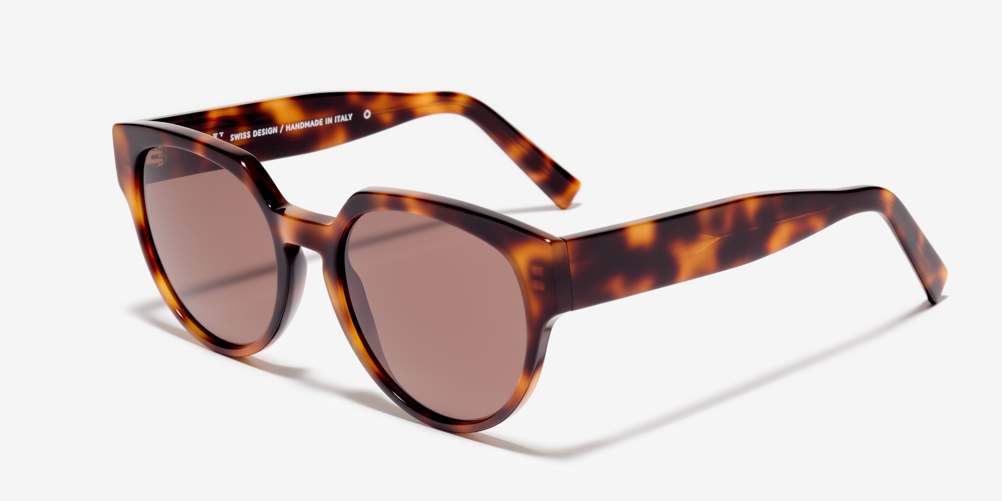 Image Angle de la paire de lunettes de soleil The Chic en couleur Cherrywood et taille Moyens