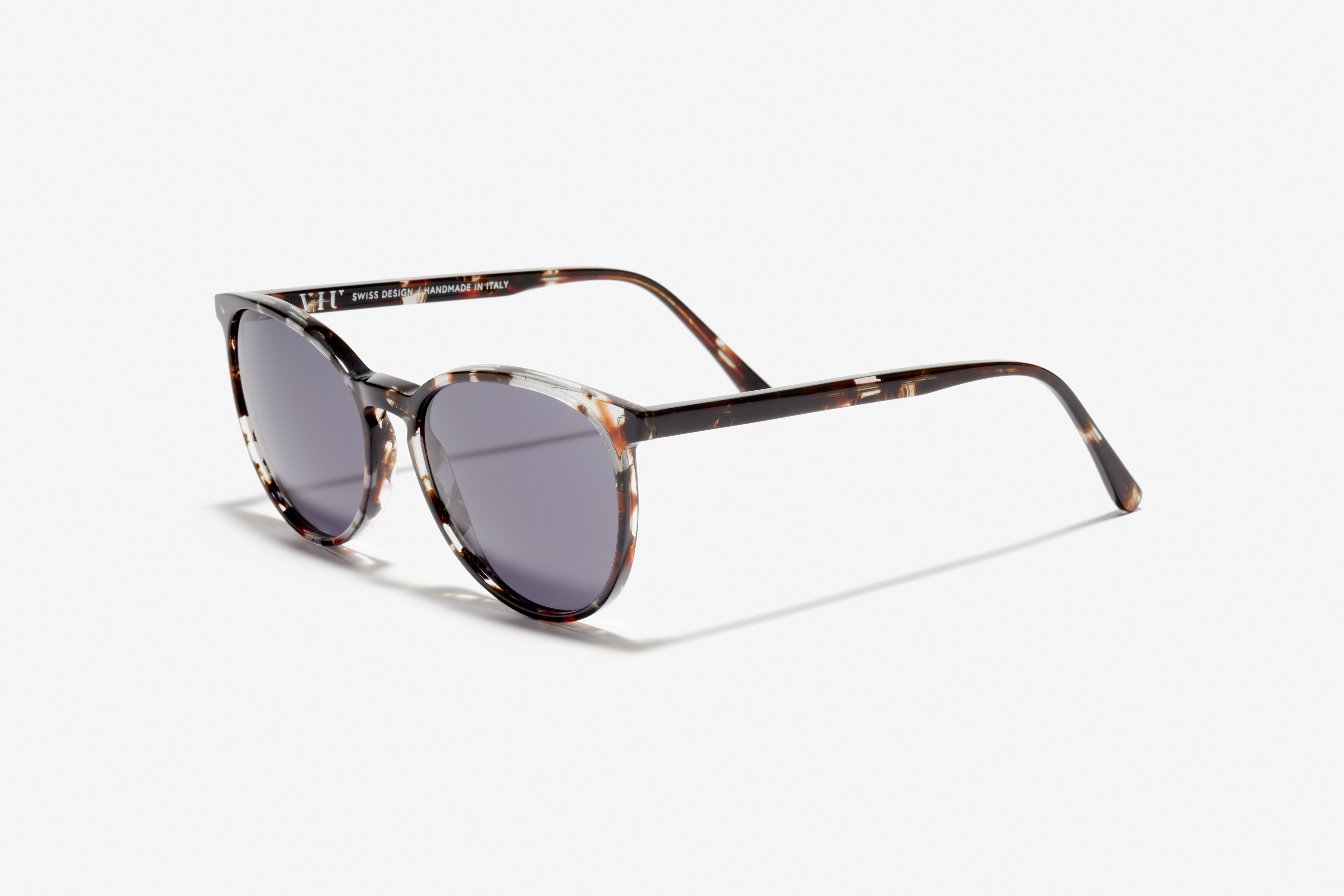Schräg-Bild der Sonnenbrille The Caring in Farbe Berry Havana und Größe Mittel