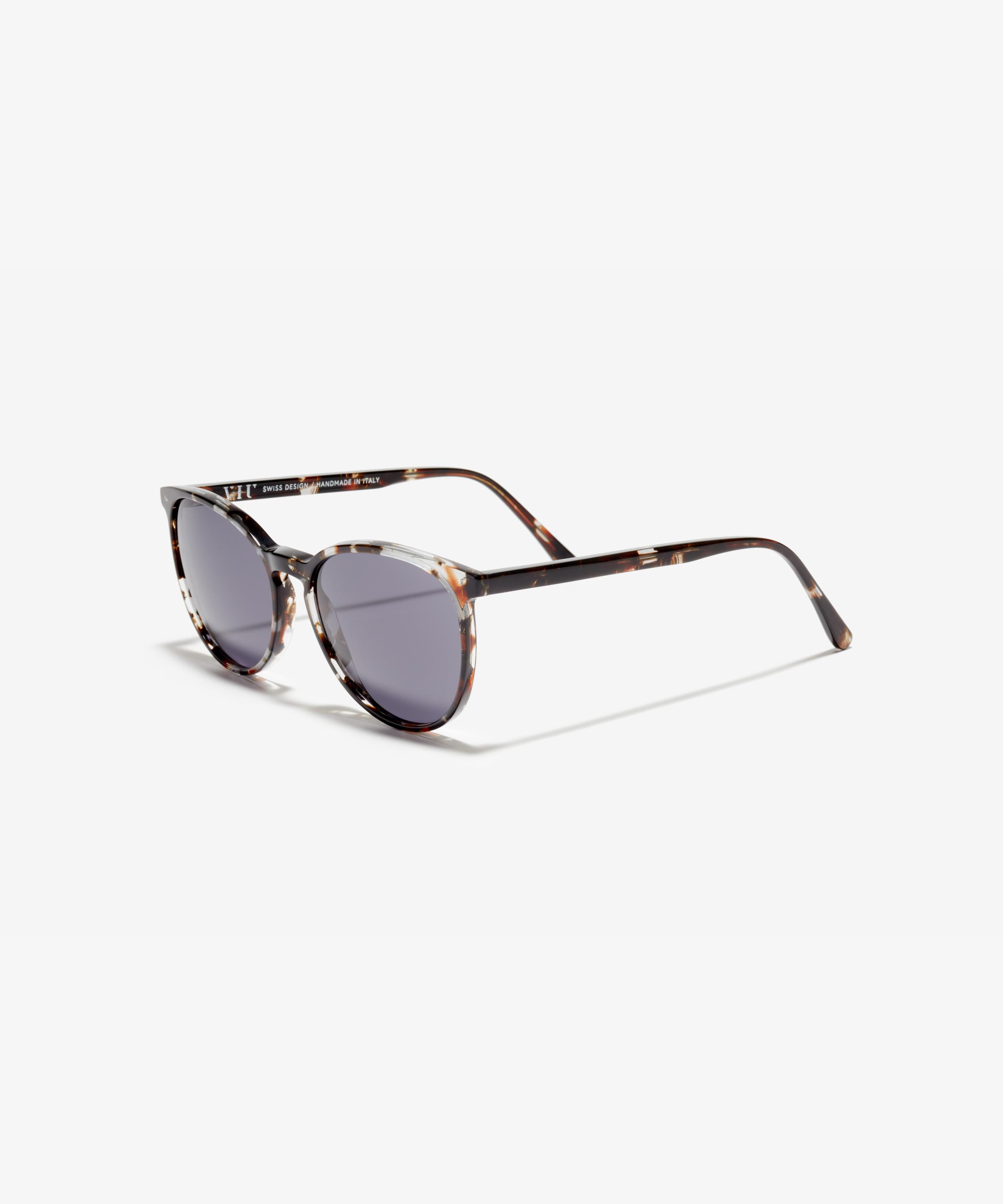 Schräg-Bild der Sonnenbrille The Caring in Farbe Berry Havana und Größe Mittel