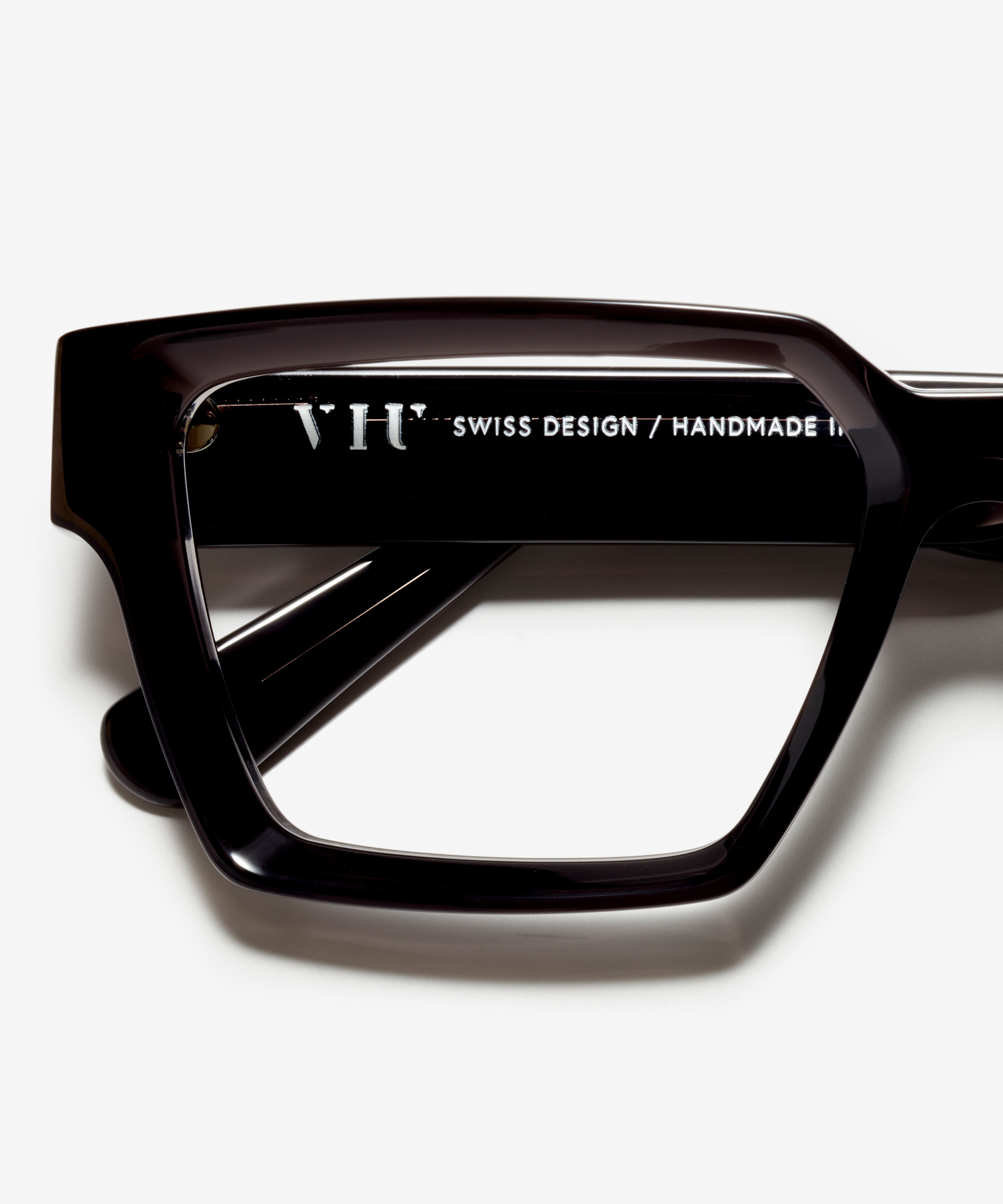 Detail image of the frame The Savage in colour Black Transparent and size Wide