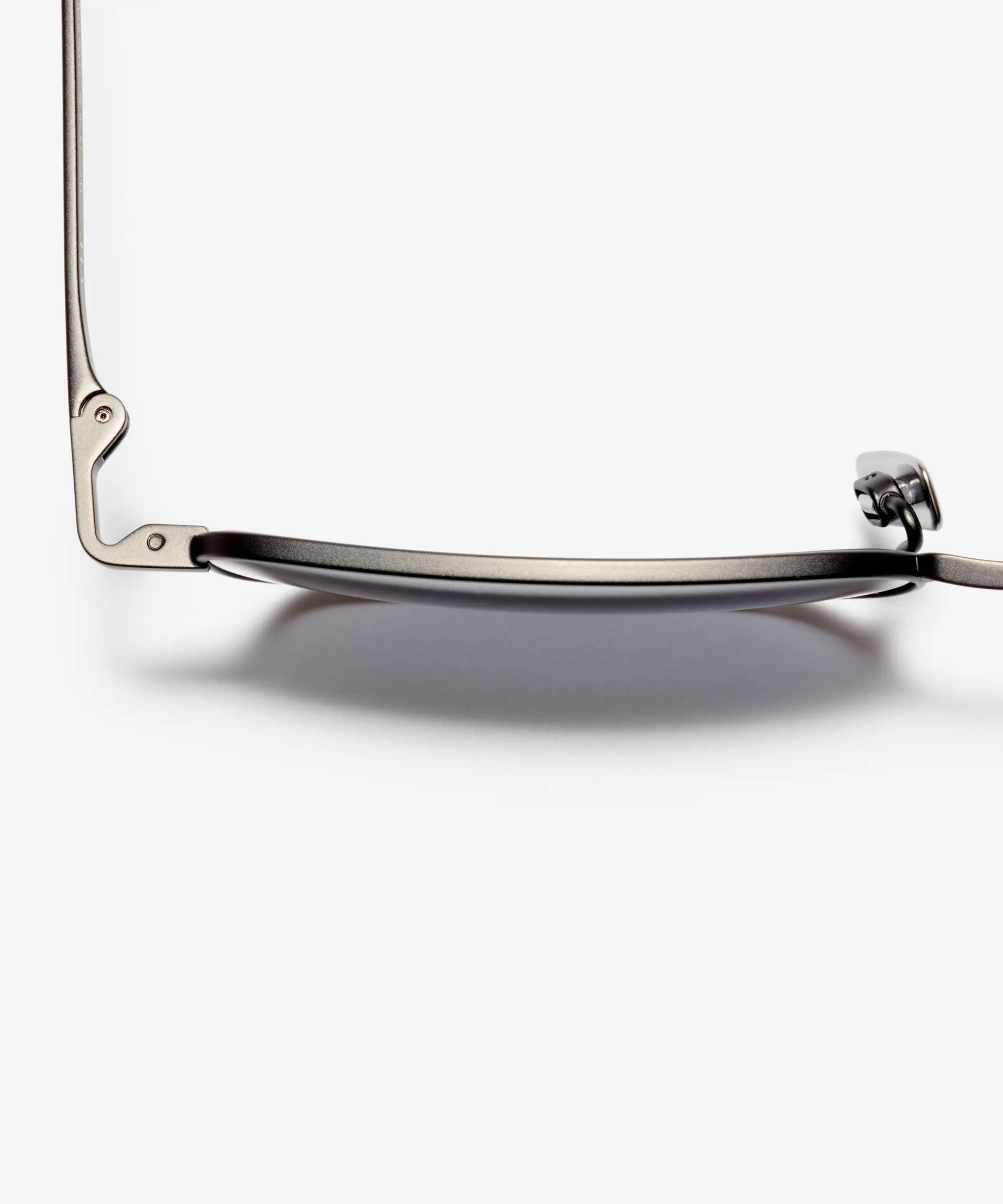 Detail image of the sunglasses The Realist in colour Gunmetal and size Wide