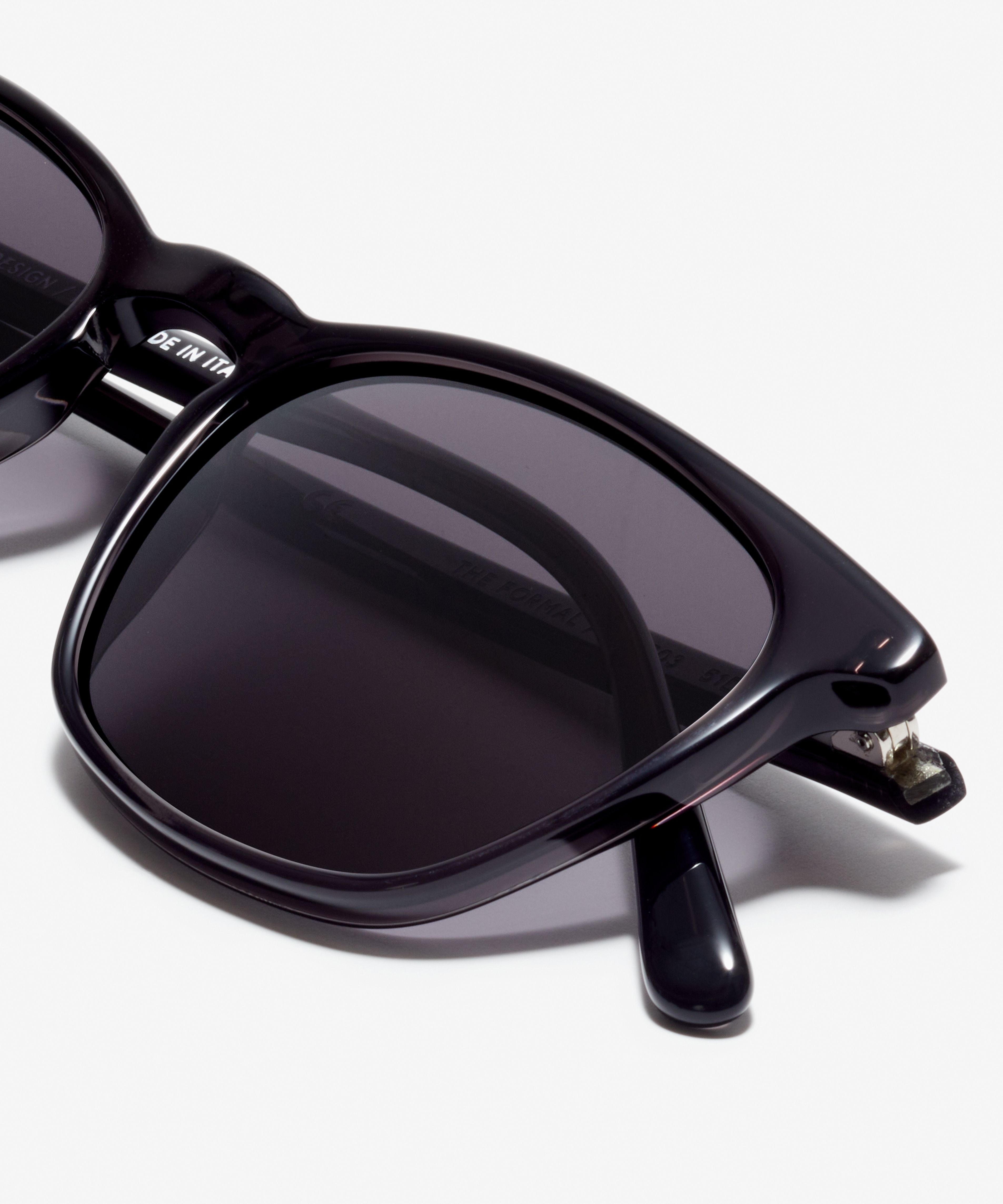 Detail image of the sunglasses The Formal in colour Black Transparent and size Medium
