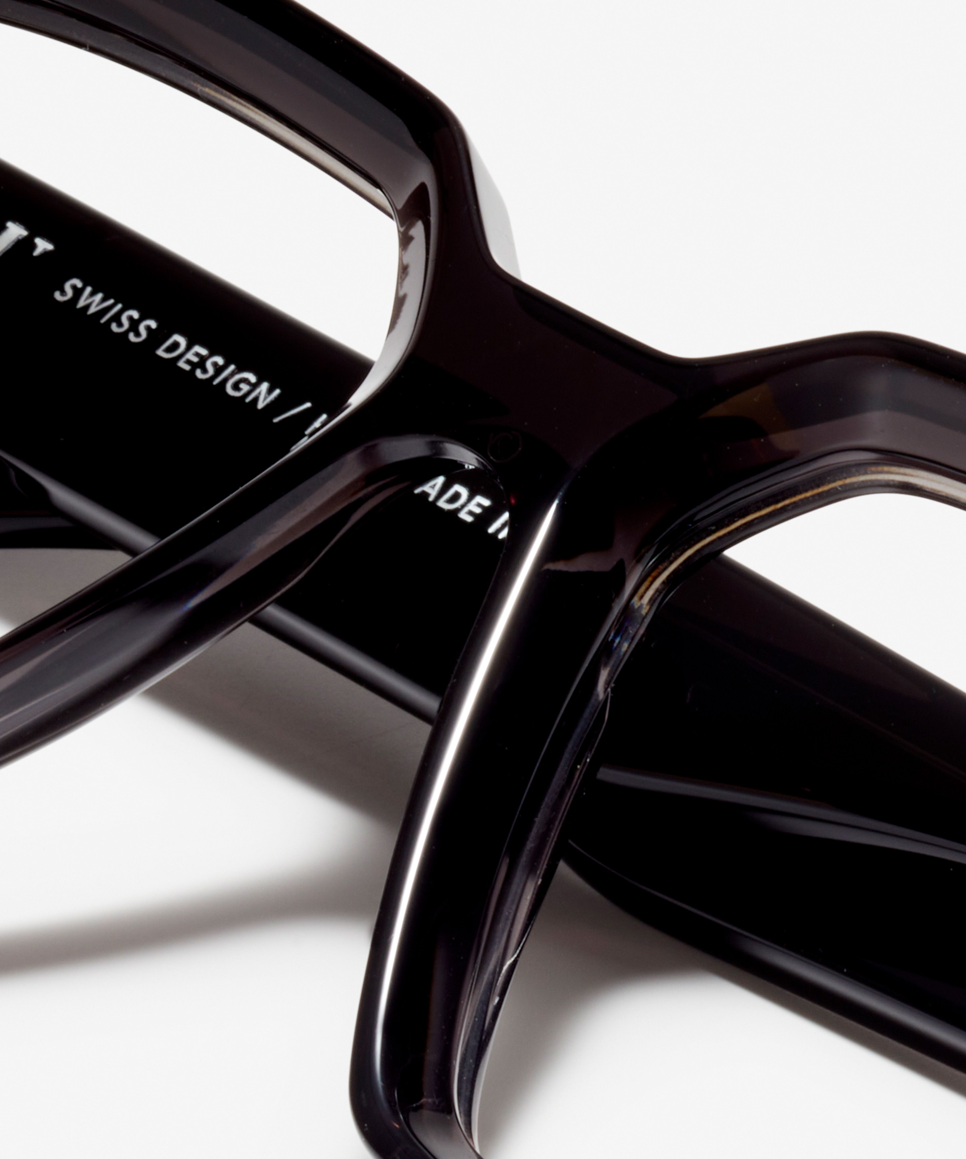 Detail image of the frame The Savage in colour Black Transparent and size Wide