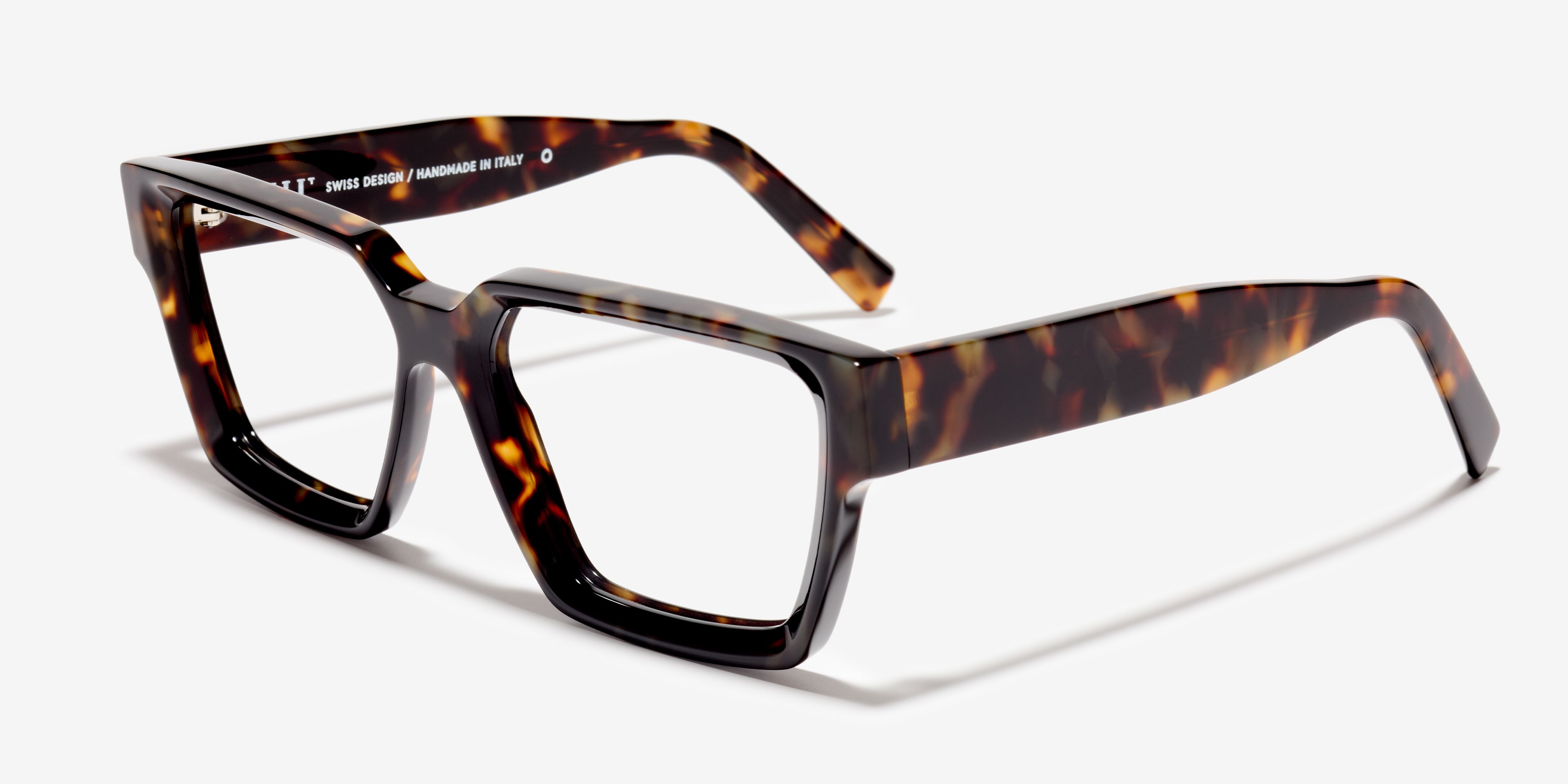 Schräg-Bild der Brille The Savage in Farbe Amber Tortoise und Grösse Breit
