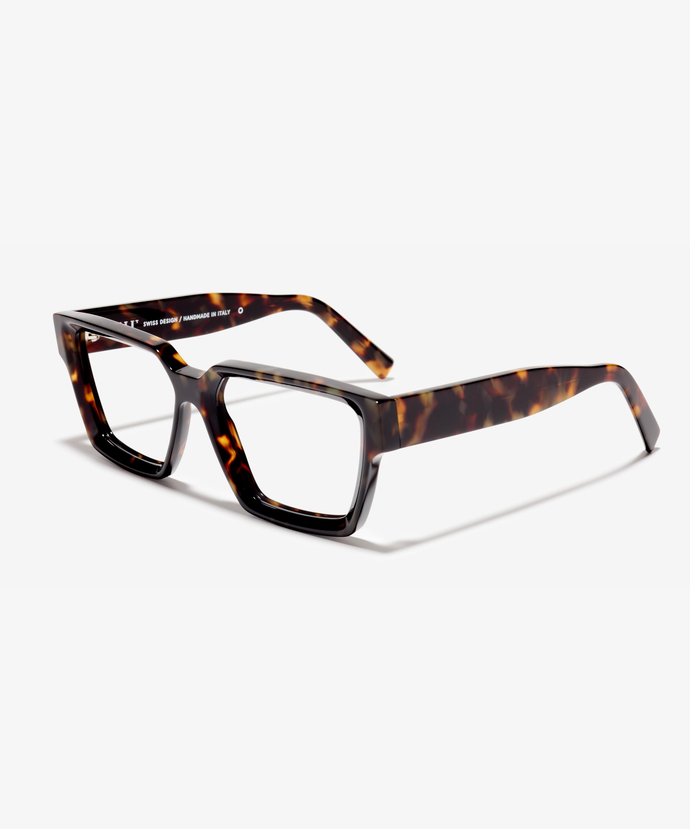 Schräg-Bild der Brille The Savage in Farbe Amber Tortoise und Grösse Breit