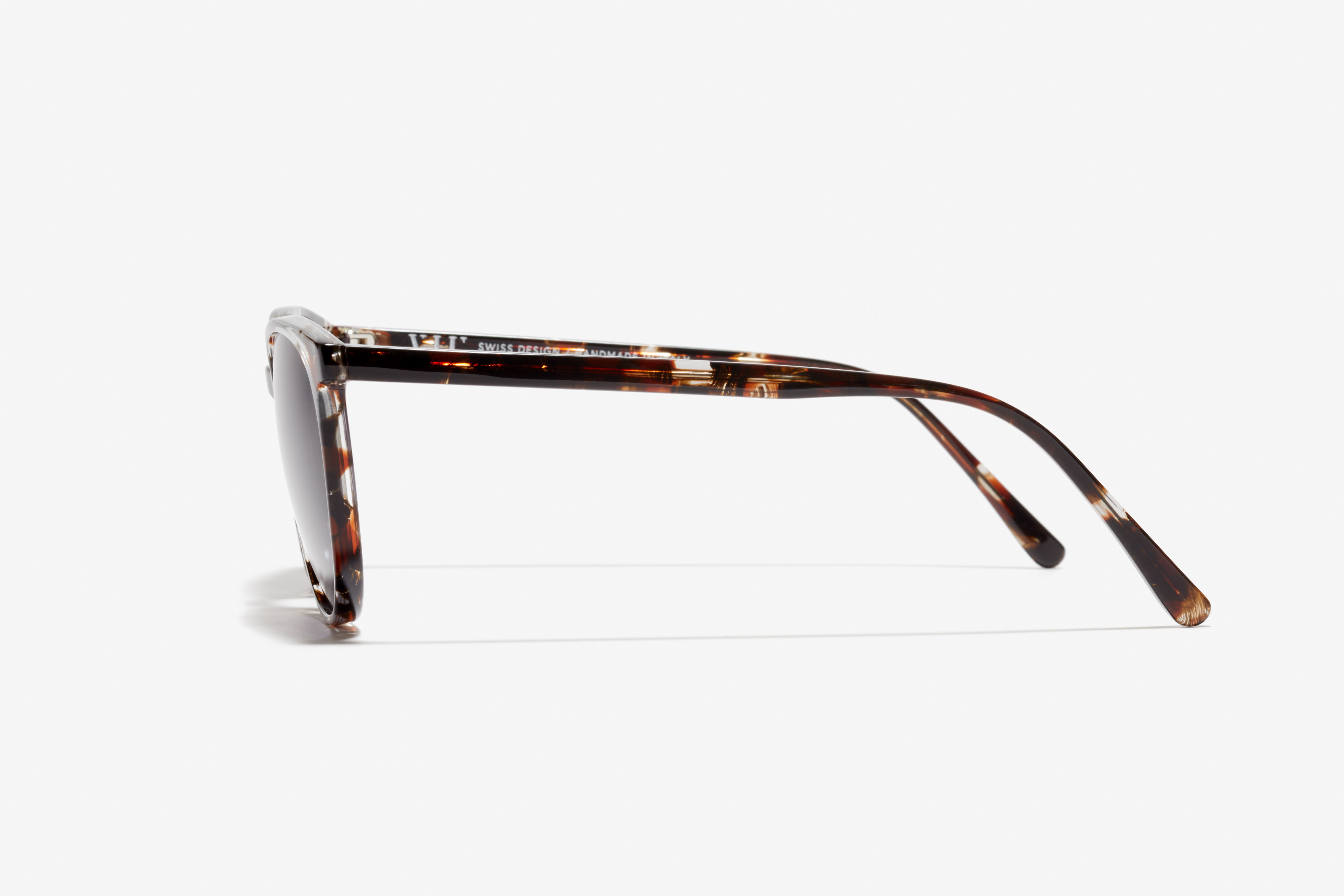 Front-Bild der Sonnenbrille The Caring in Farbe Berry Havana und Größe Mittel