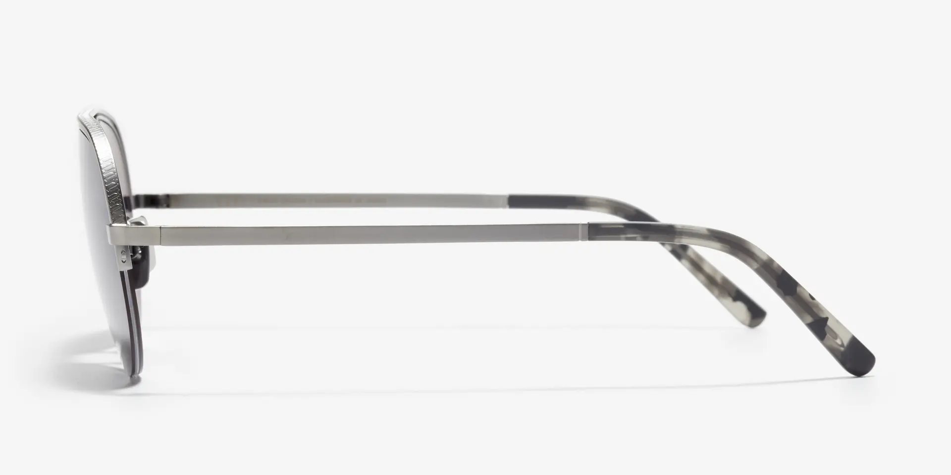 Side image of the frame The Nomad in colour Gunmetal and size Wide