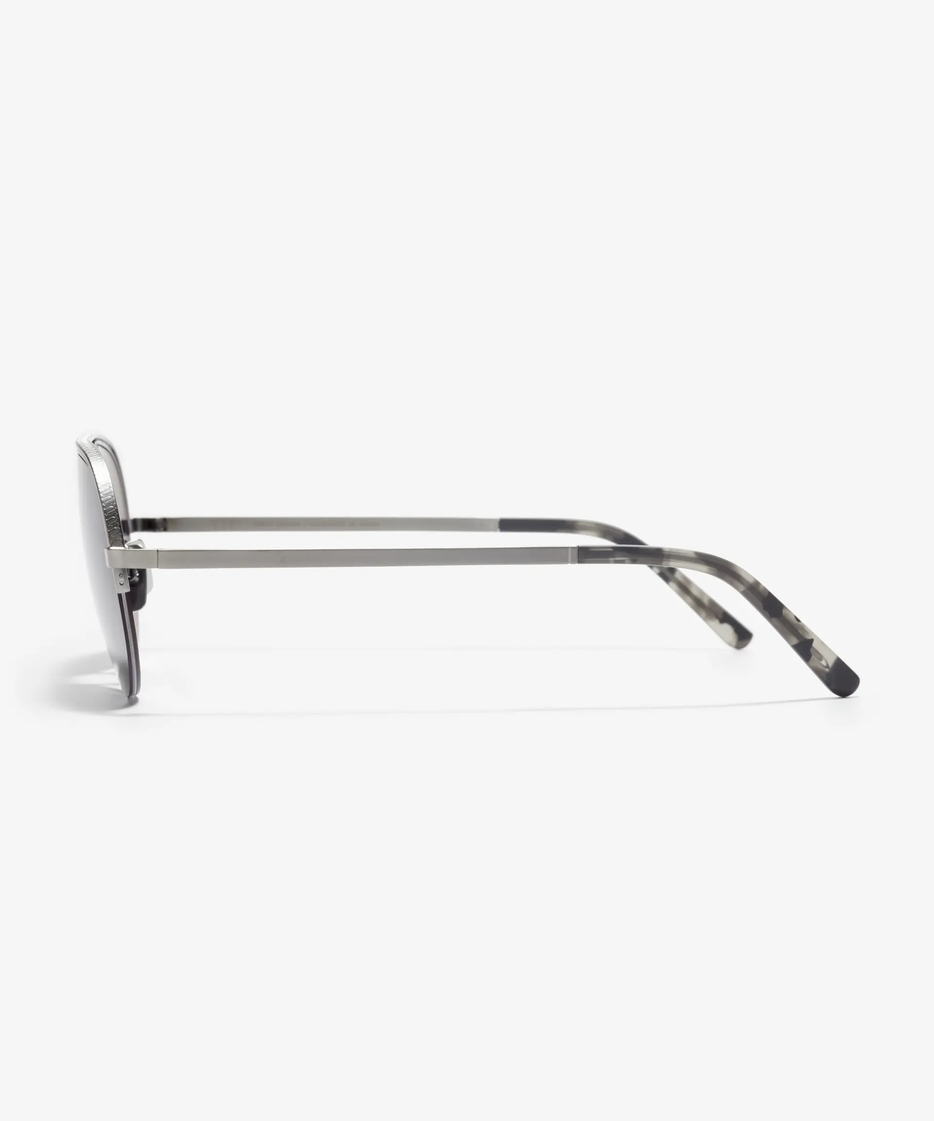 Side image of the frame The Nomad in colour Gunmetal and size Wide