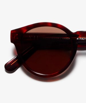 Detail image of the sunglasses The Definite in colour Red Havana and size Medium