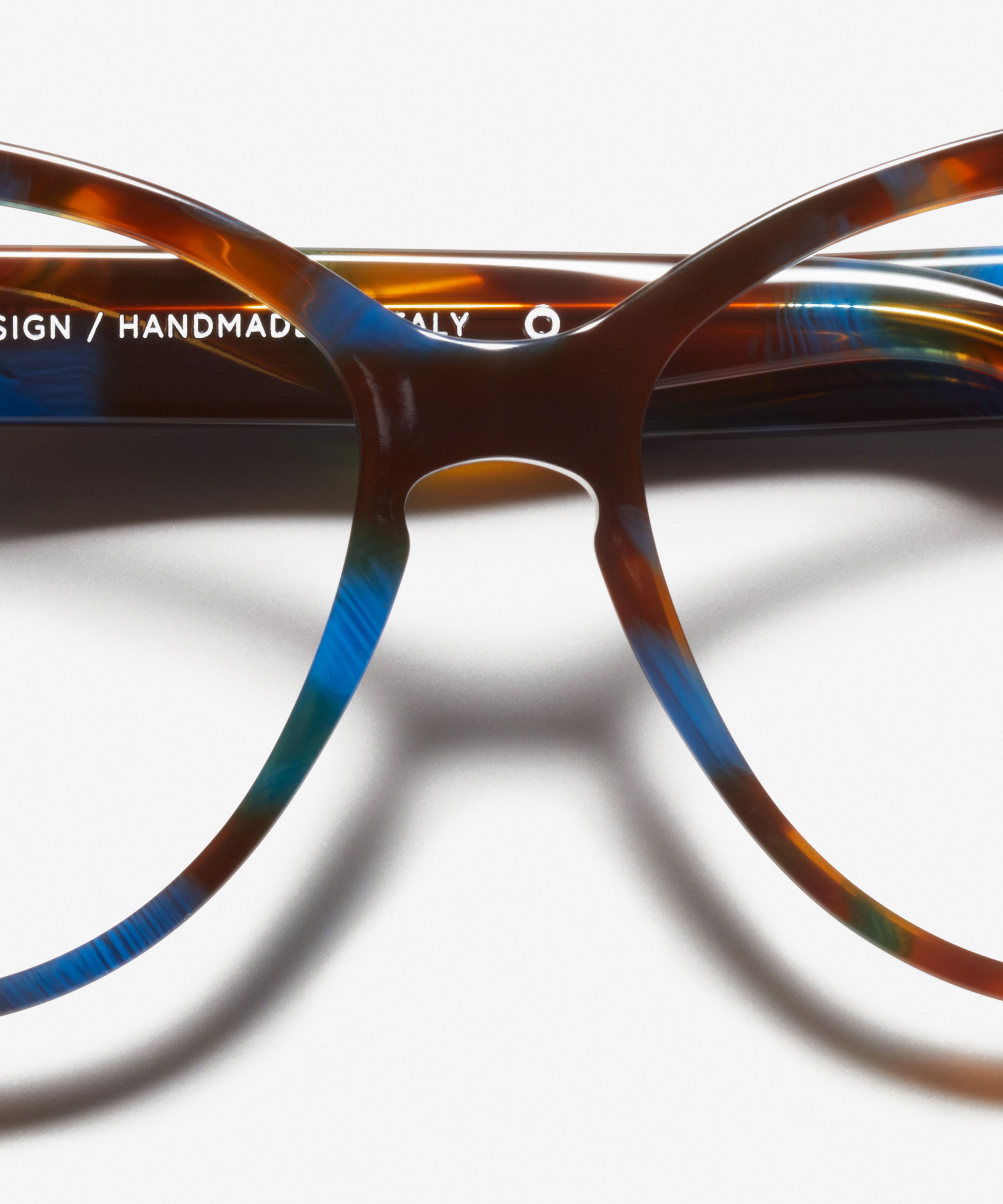 Detail image of the frame The Cosmopolitan in colour Blue Tortoise and size Wide