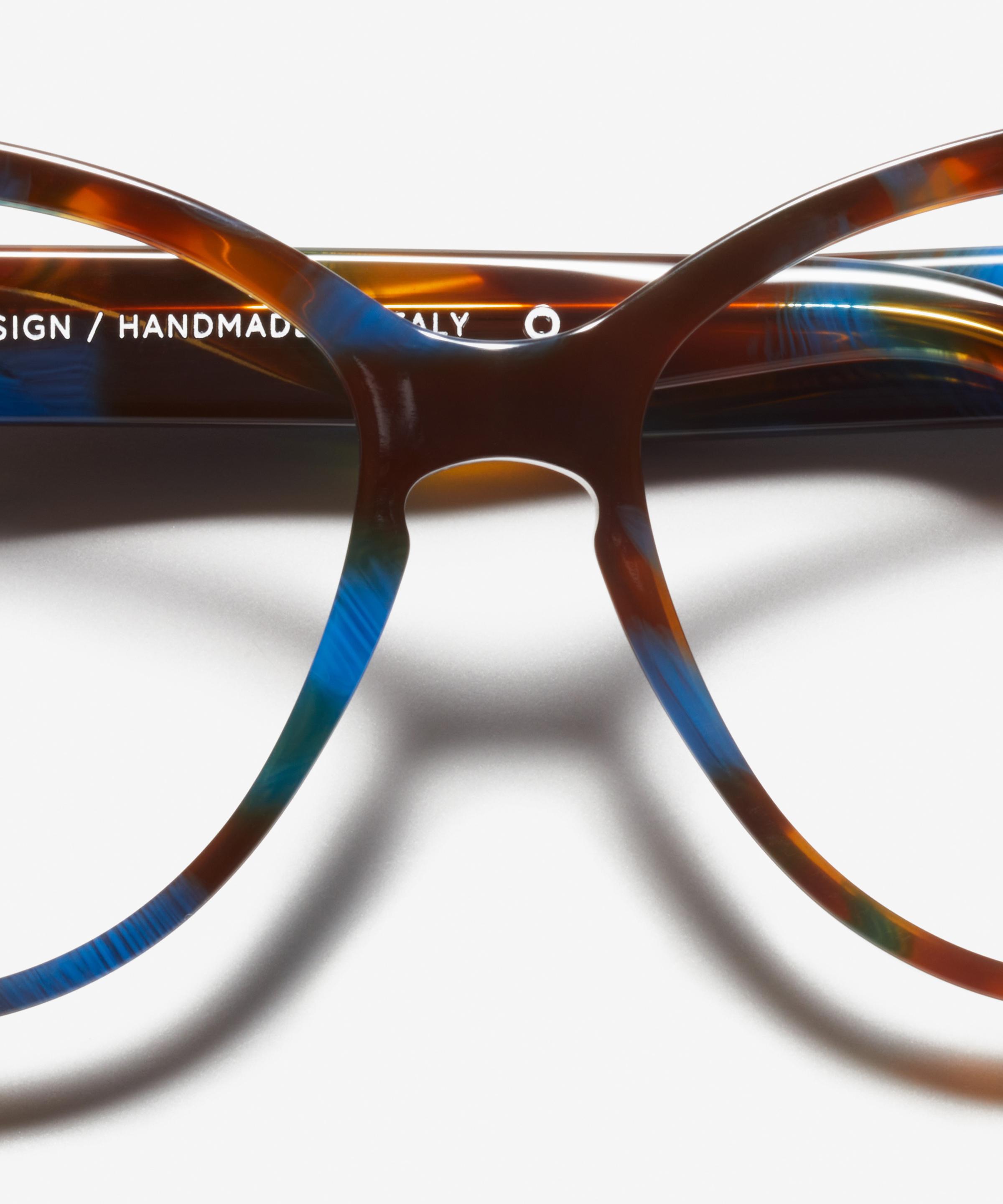 Detail image of the frame The Cosmopolitan in colour Blue Tortoise and size Wide