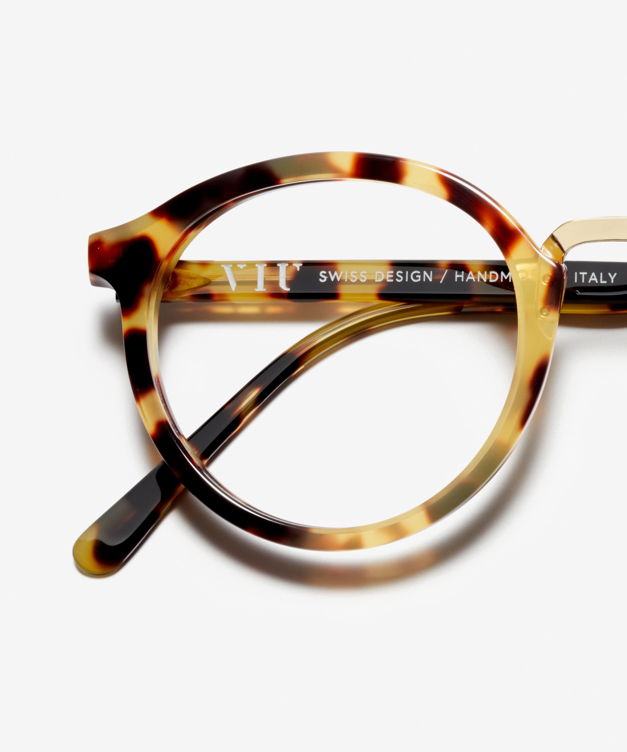 Detail image of the frame The Author in colour Gold Tortoise and size Medium