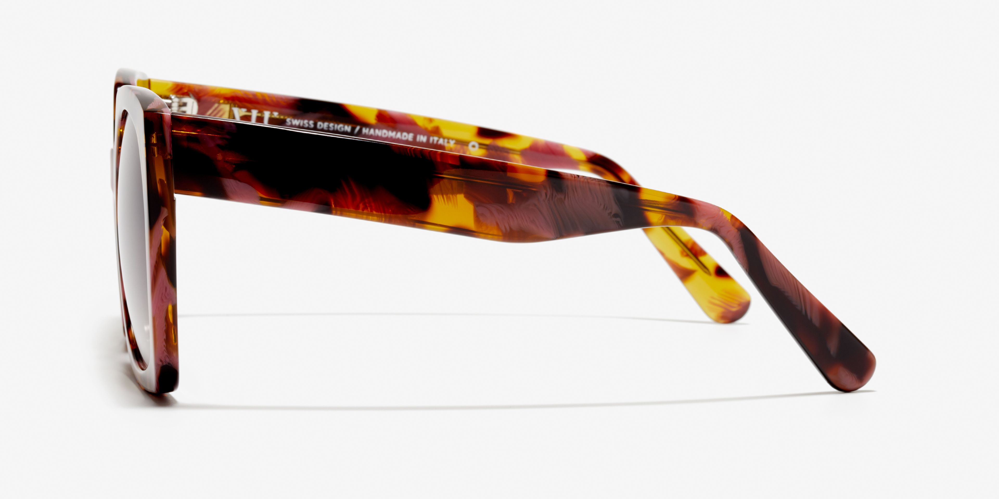 Side image of the sunglasses The Daring in colour Plum Tortoise and size Medium