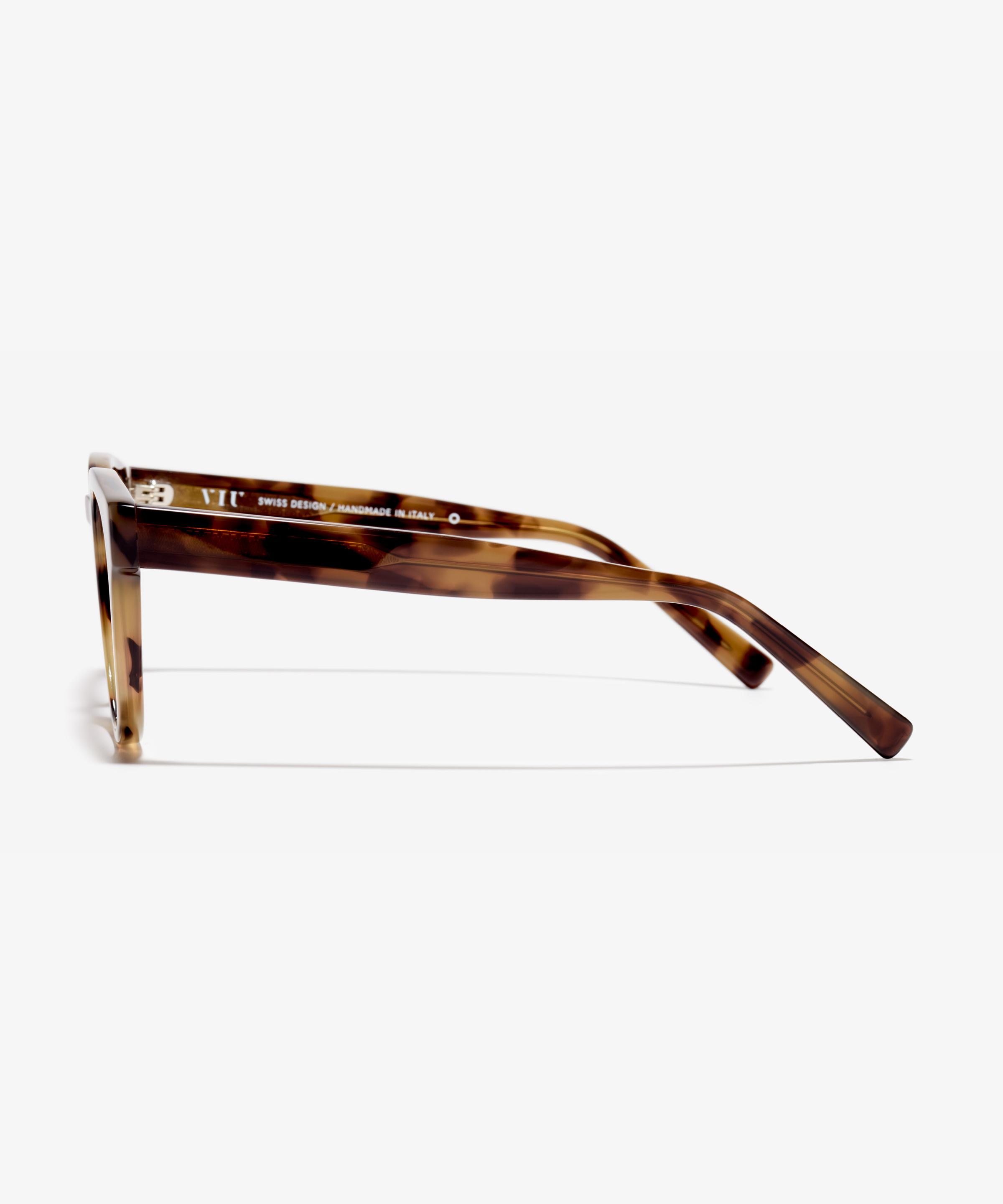Seite-Bild der Brille The Gambit in Farbe Olive Havana und Größe Breit