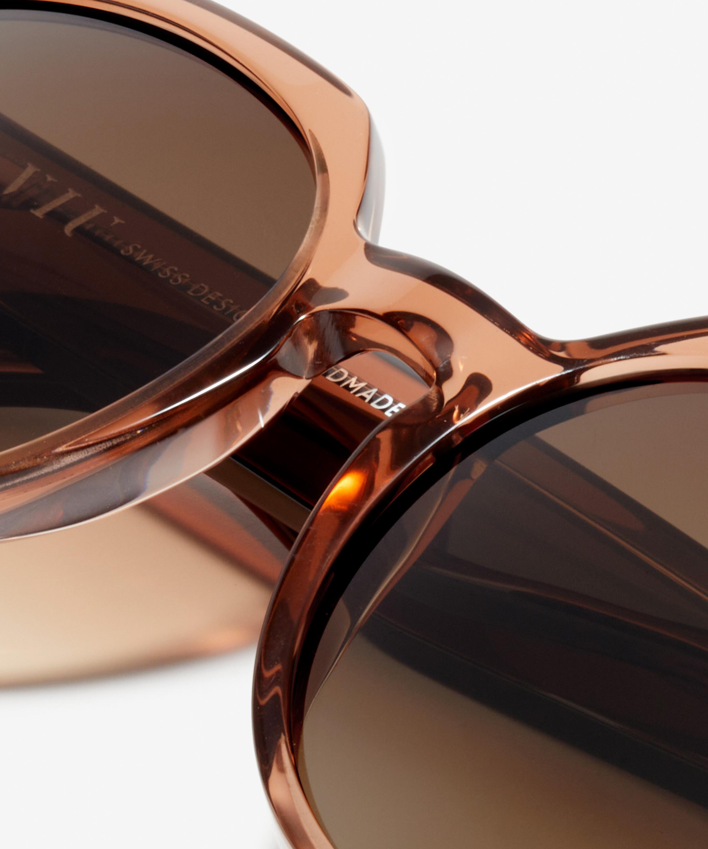 Detail image of the sunglasses The Chic in colour Rose Tan and size Medium
