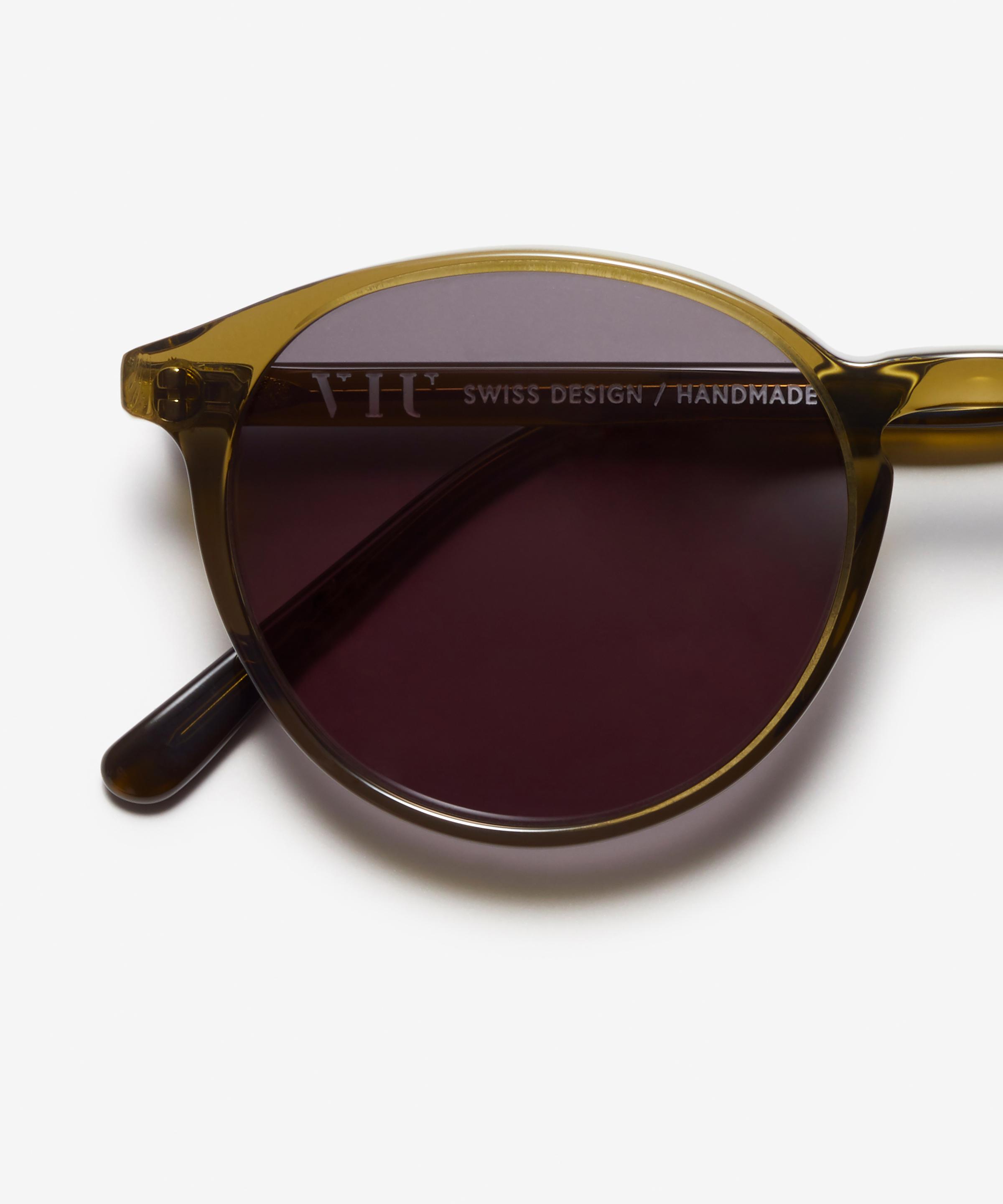 Detail image of the sunglasses The Dapper in colour Khaki and size Wide