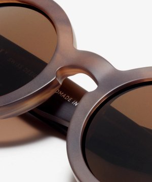 Detail-Bild der Sonnenbrille The Literary in Farbe Horn Brown und Größe Mittel