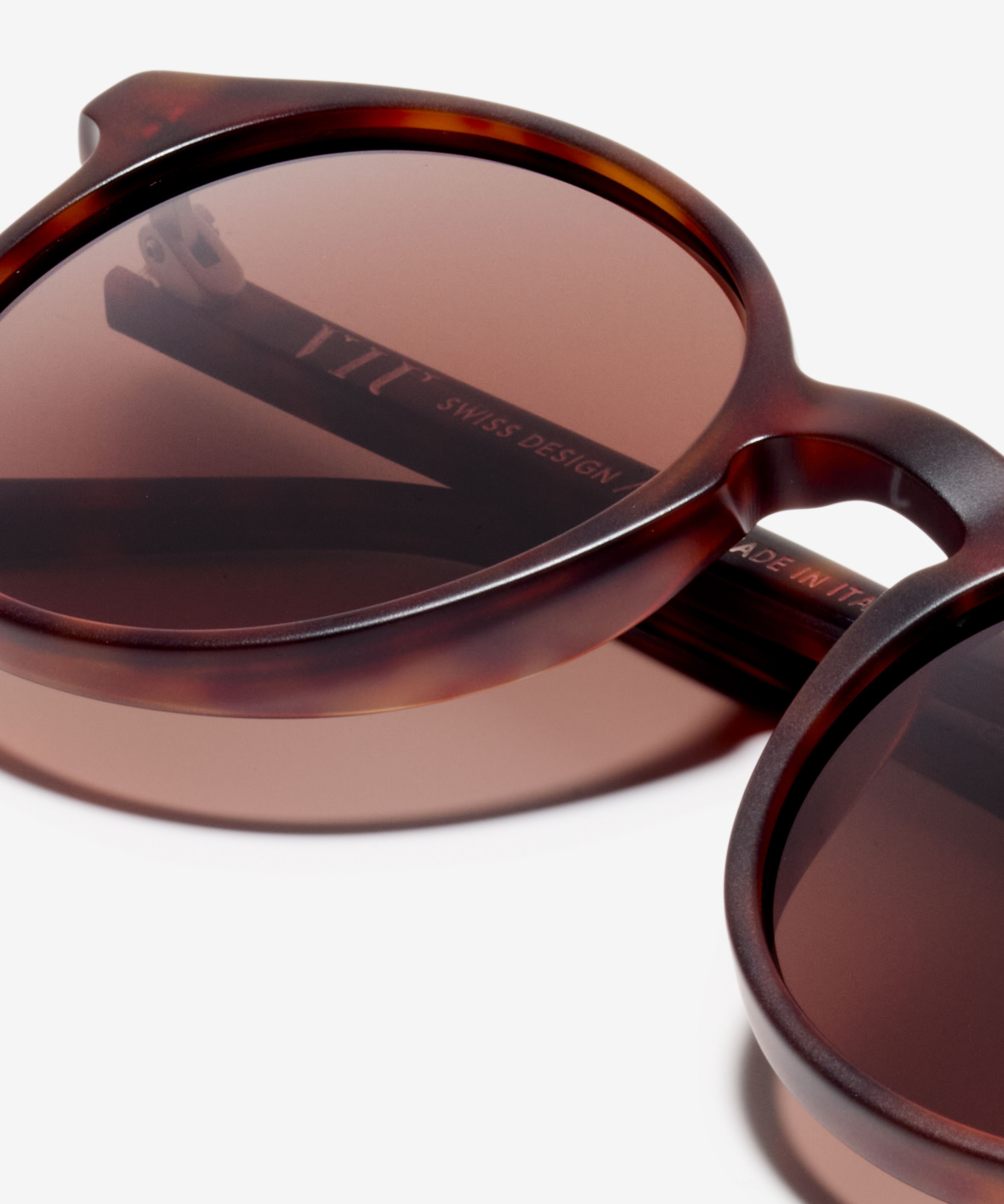 Detail-Bild der Sonnenbrille The Dapper in Farbe Tortoise und Größe Breit