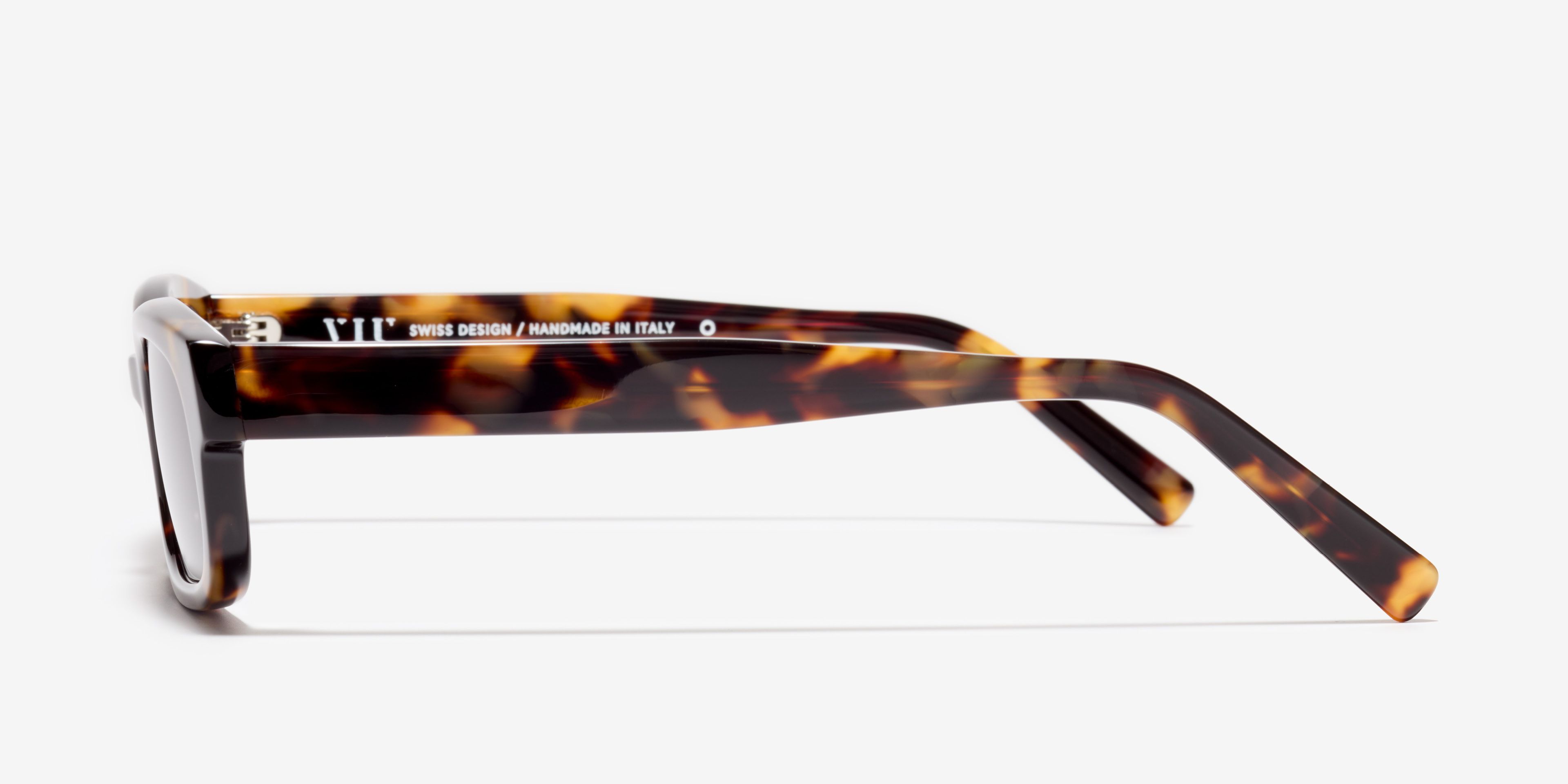 Side image of the sunglasses The Shameless in colour Amber Tortoise and size Wide
