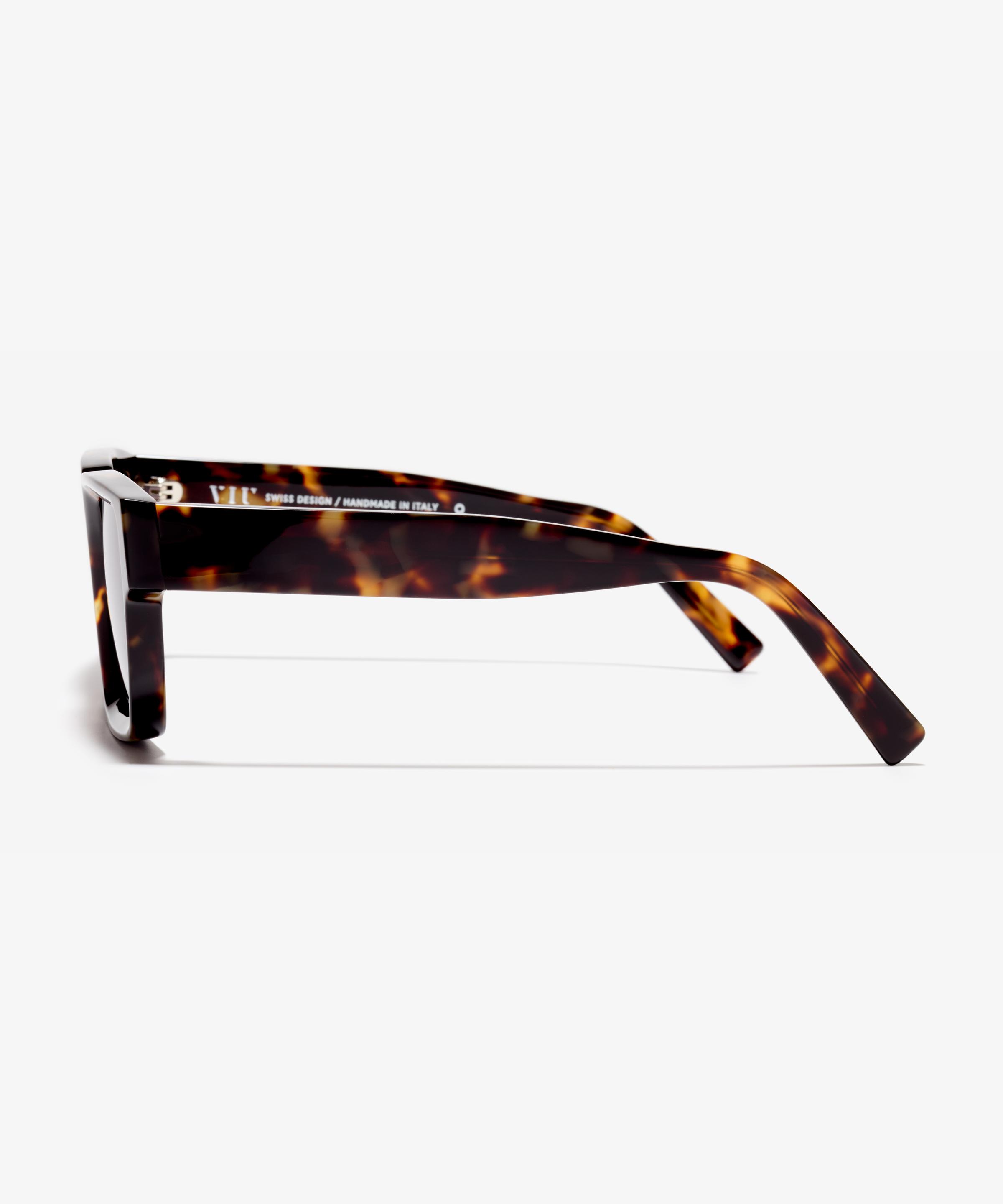 Seite-Bild der Sonnenbrille The Savage in Farbe Amber Tortoise und Größe Breit