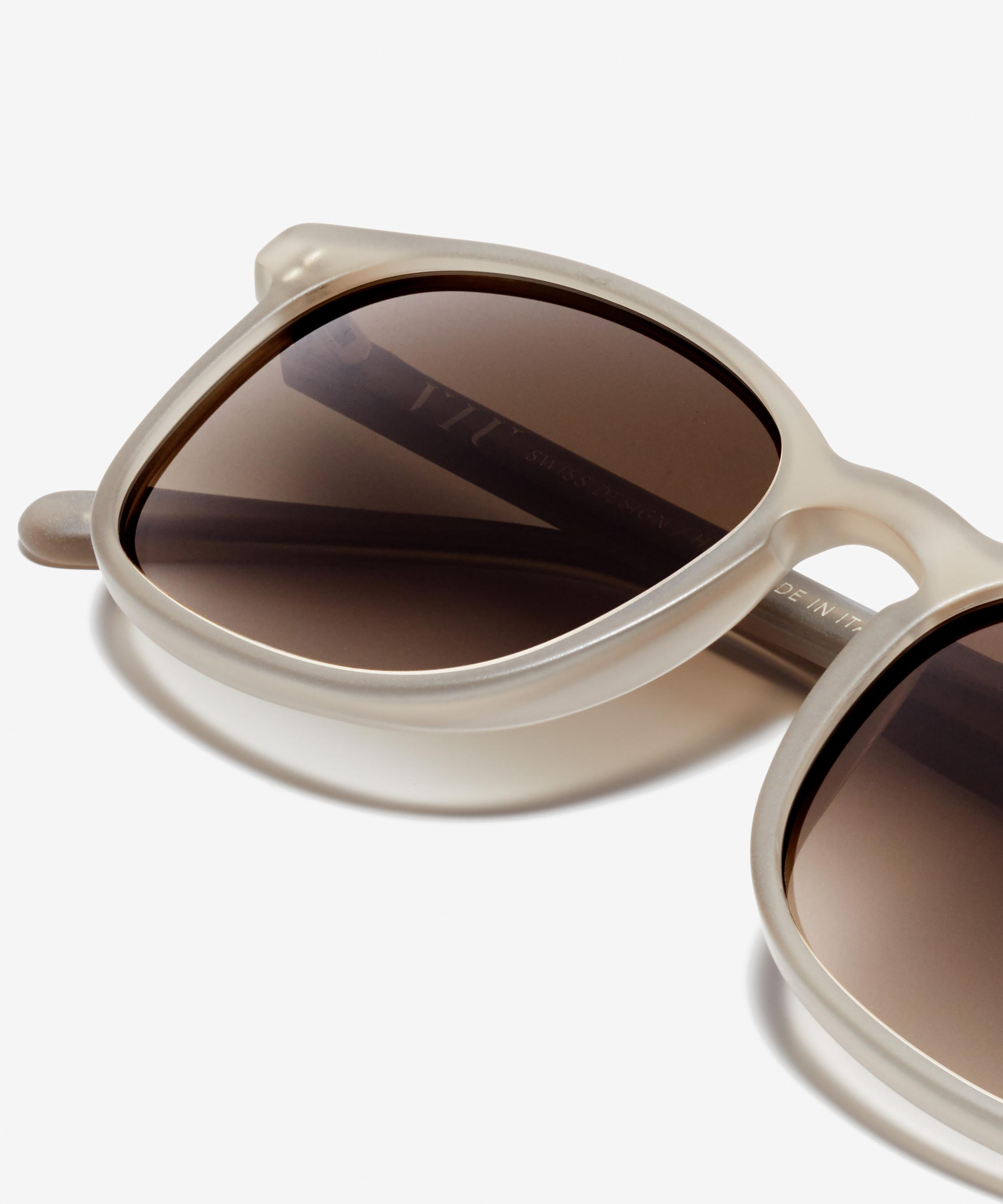 Detail image of the sunglasses The Polished in colour Stone Grey Transparent and size Wide