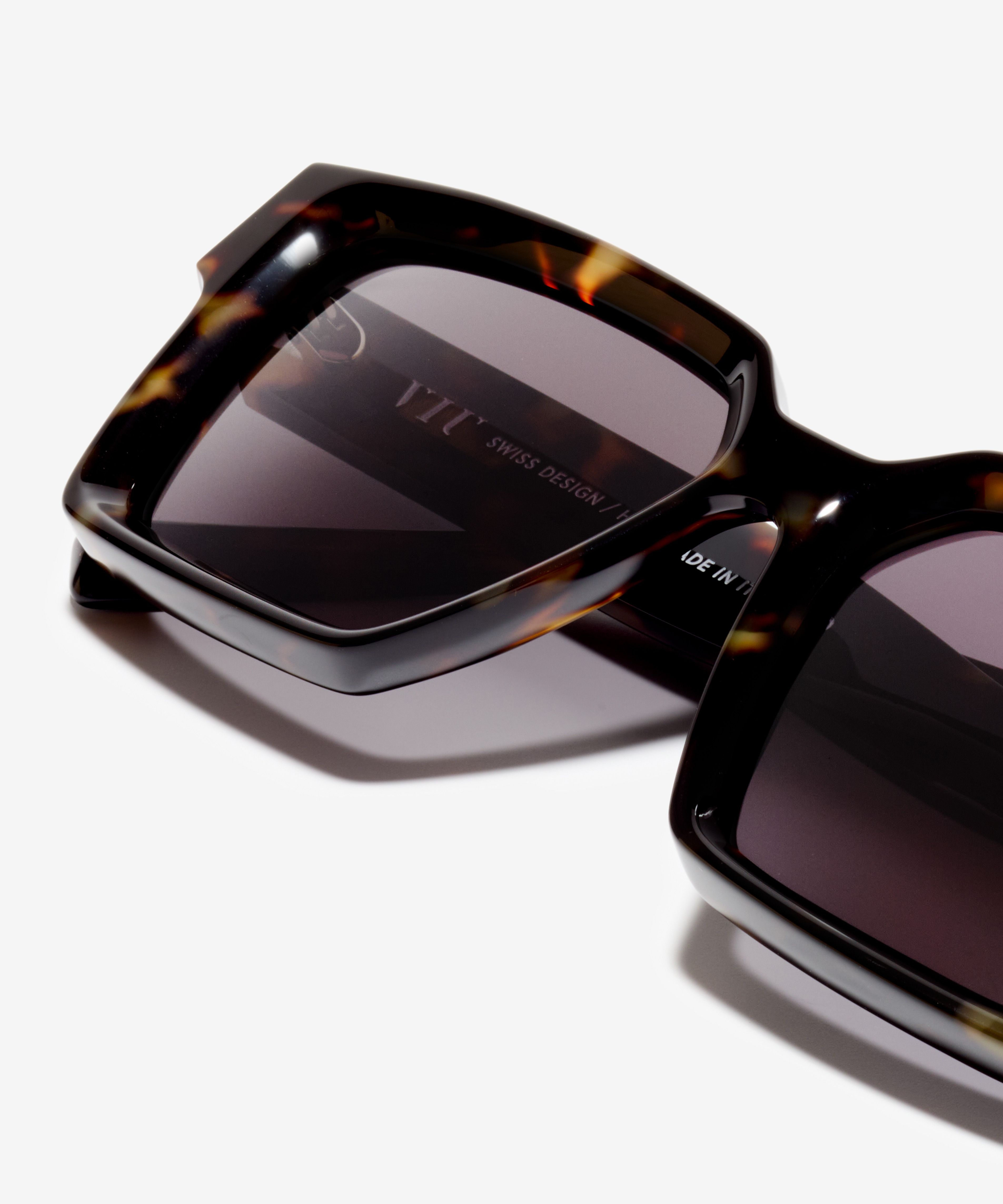 Detail image of the sunglasses The Savage in colour Amber Tortoise and size Wide