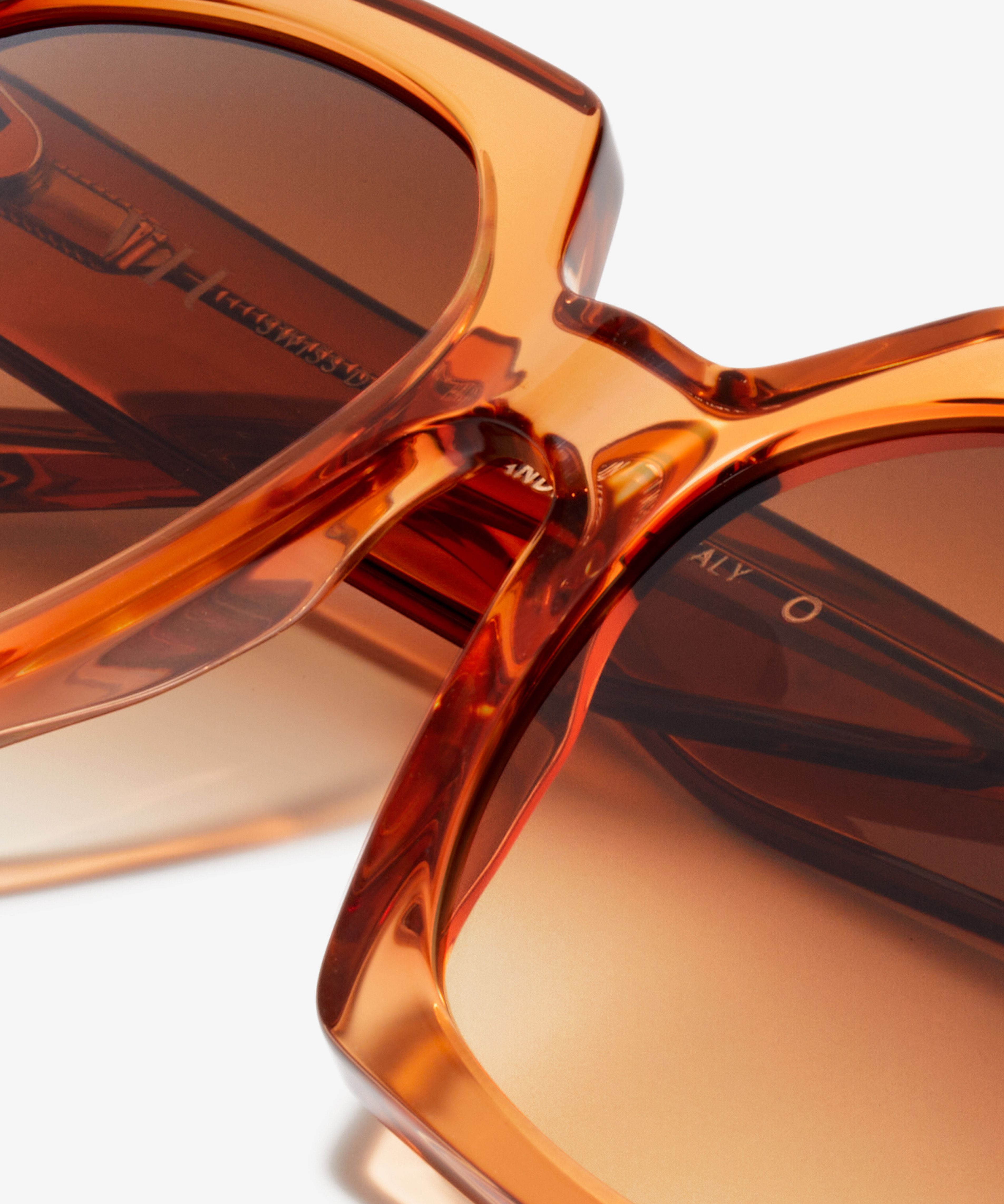Detail-Bild der Sonnenbrille The Daring in Farbe Burnt Orange und Größe Mittel