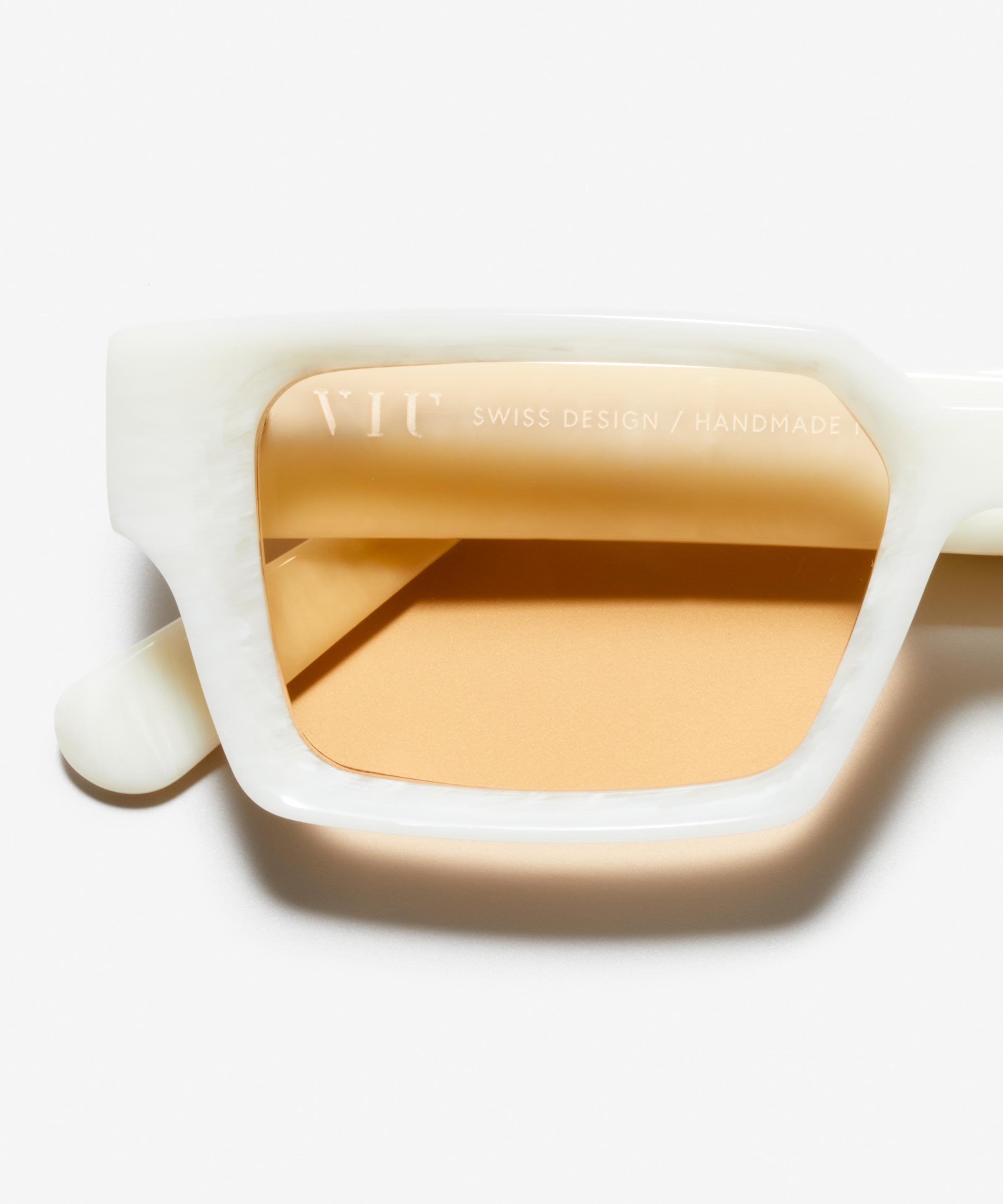 Detail-Bild der Sonnenbrille The Rogue in Farbe Pearl Stone und Größe Breit