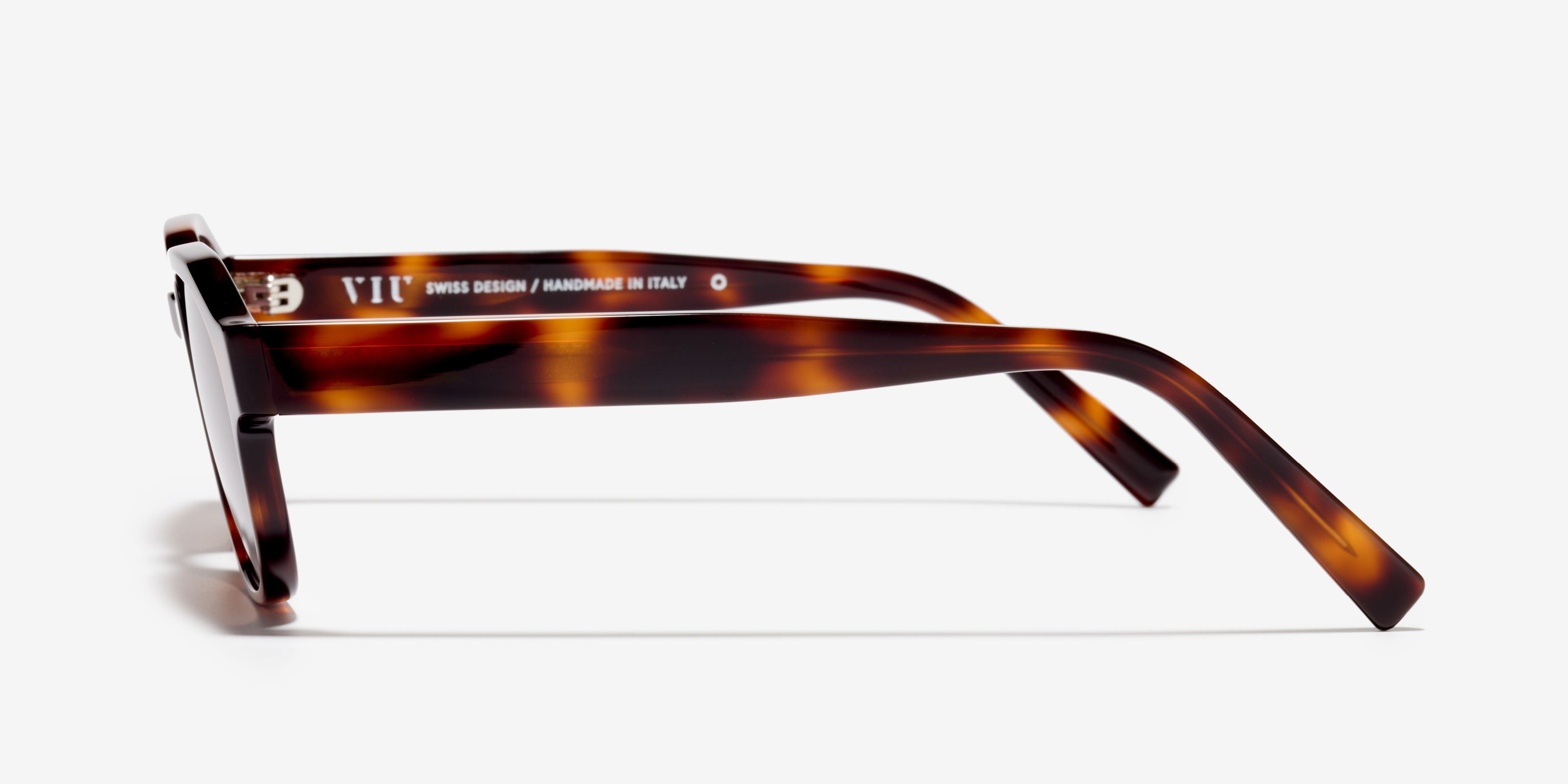 Side image of the sunglasses The Authentic in colour Cherrywood and size Medium
