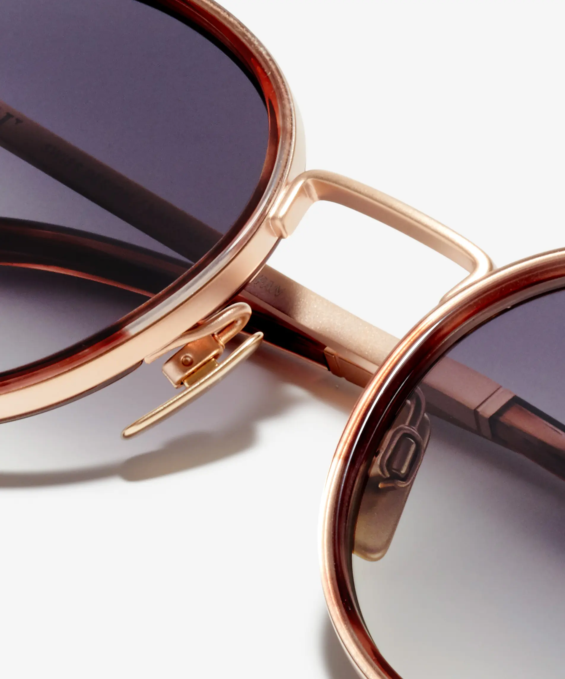 Detail image of the sunglasses The Voyager Ace in colour Rose Gold / Rose Quartz and size Medium