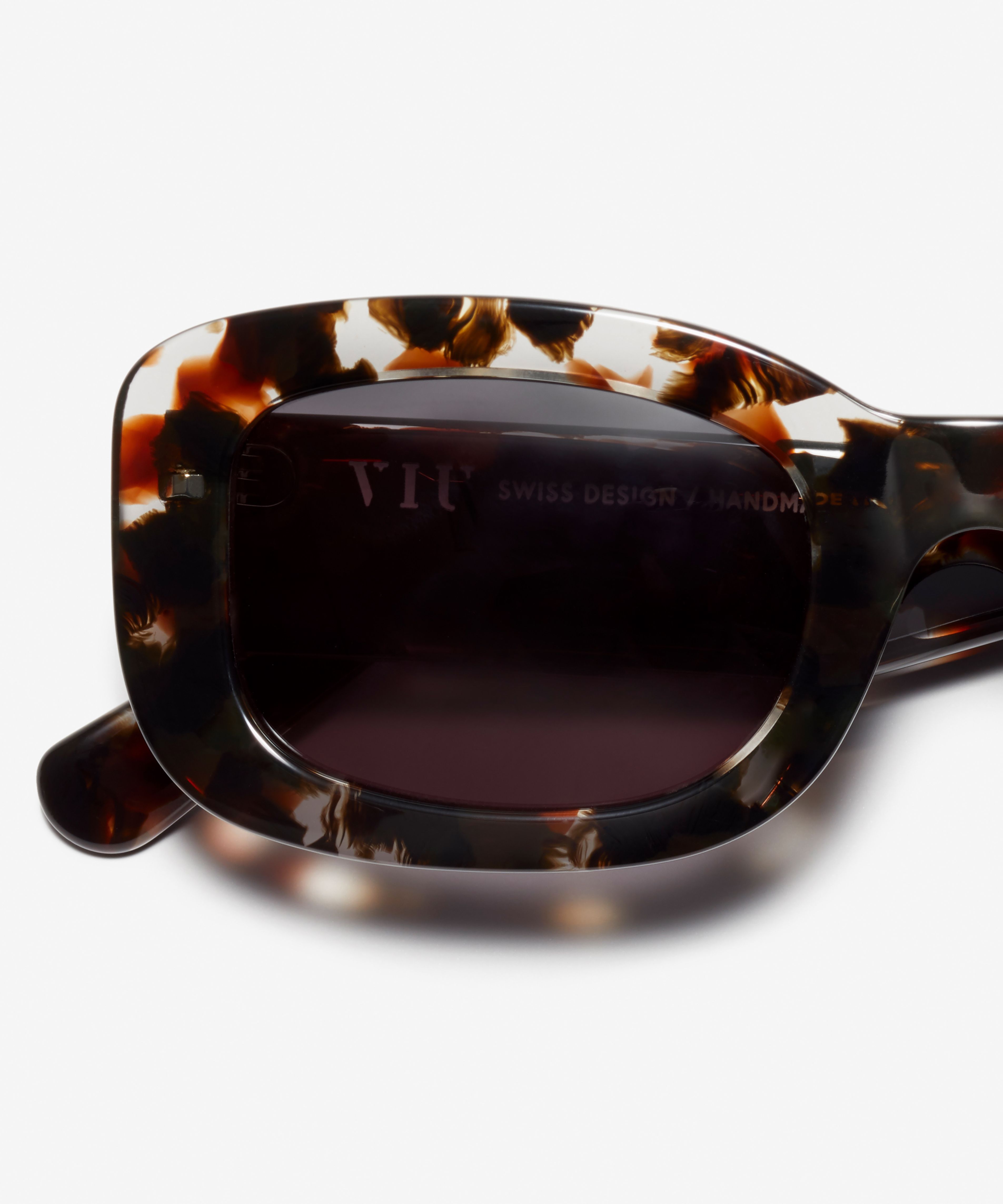 Detail image of the sunglasses The Posh in colour Berry Havana and size Wide
