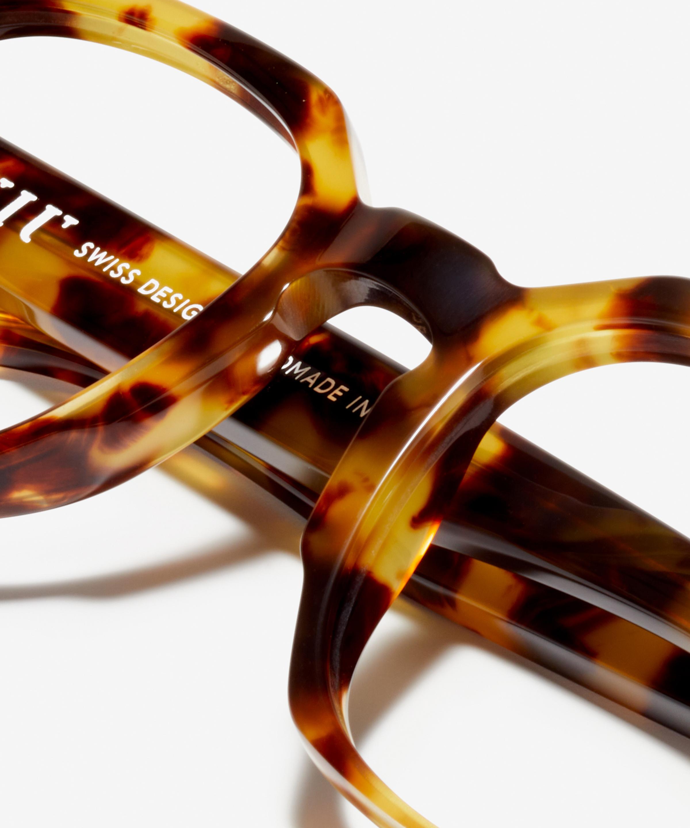 Detail image of the frame The Authentic in colour Gold Havana and size Medium