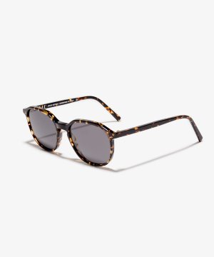 Angle image of the sunglasses The Educated in colour Ember and size Medium