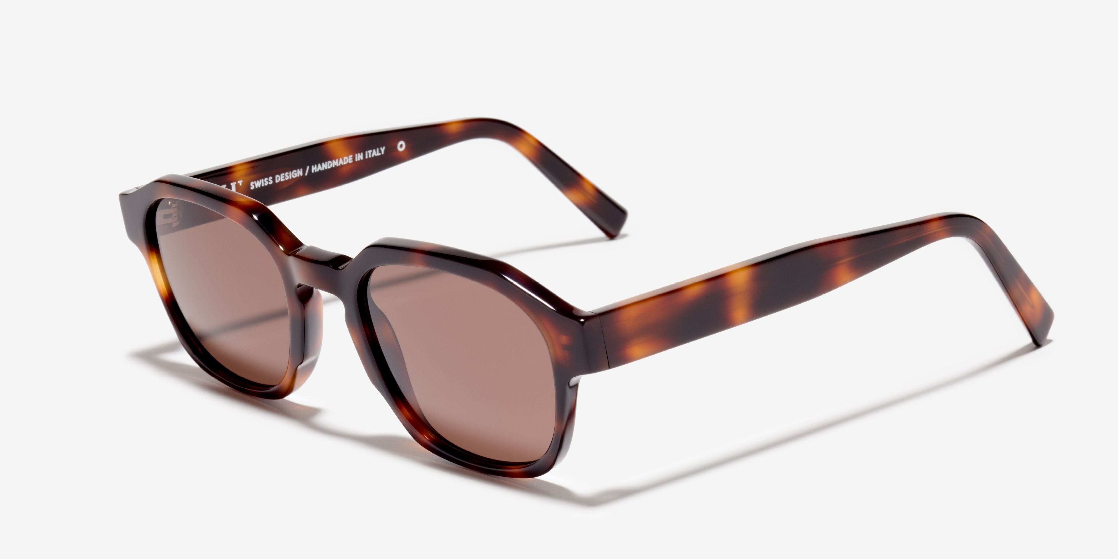 Angle image of the sunglasses The Authentic in colour Cherrywood and size Medium