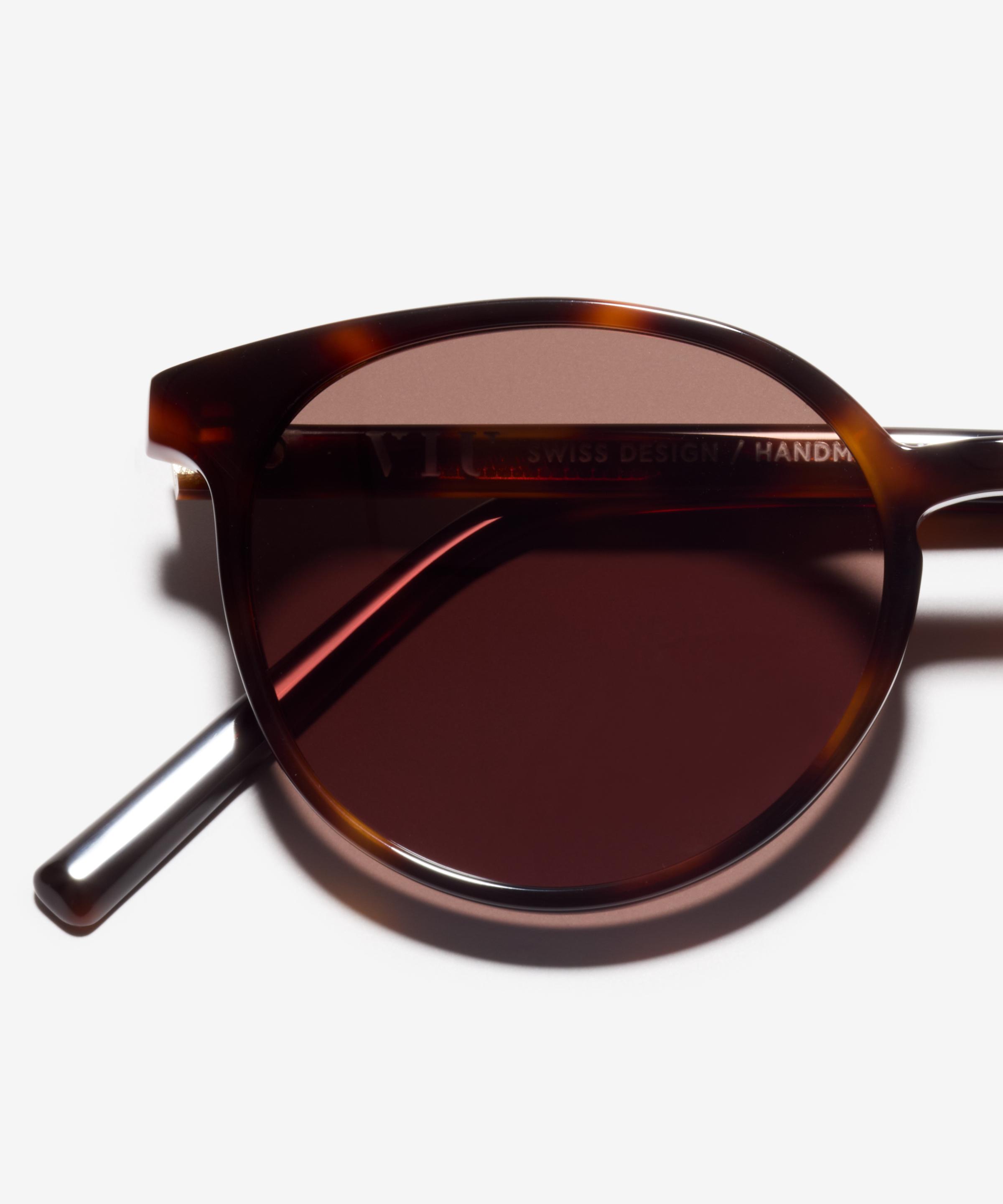 Detail-Bild der Sonnenbrille The Academic in Farbe Cherrywood und Größe Schmal